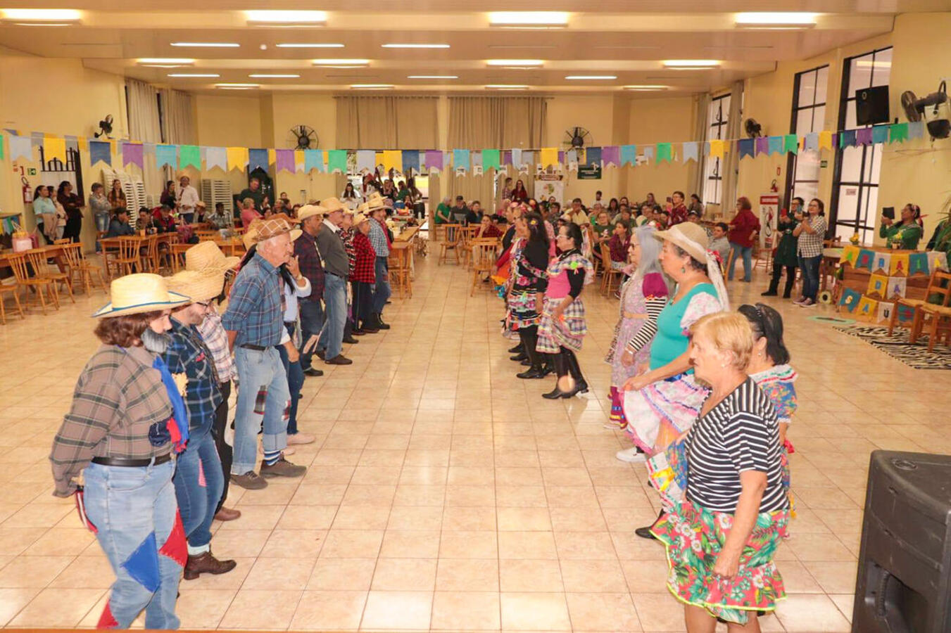Entretenimento, orientações sobre autocuidado marcaram a festa promovida na última sexta (28/6) pela Unidade Saúde da Família no clube de idosos do distrito