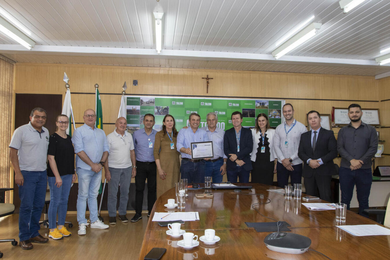 A prefeitura de Toledo recebeu nesta sexta-feira (05) o Selo Caixa Gestão Sustentável 2024. O certificado foi entregue para o prefeito Beto Lunitti em um ato simbólico na Sala de Reuniões da prefeitura por uma comitiva da Caixa Econômica. Apesar de todos os 5570 municípios brasileiros serem elegíveis, apenas Toledo atingiu a pontuação máxima e alcançou a categoria Diamante.  O superintendente de Governo do Oeste do Paraná, Mauro Luiz Misturini, disse que “esse é o reconhecimento pelo trabalho realizado. Par