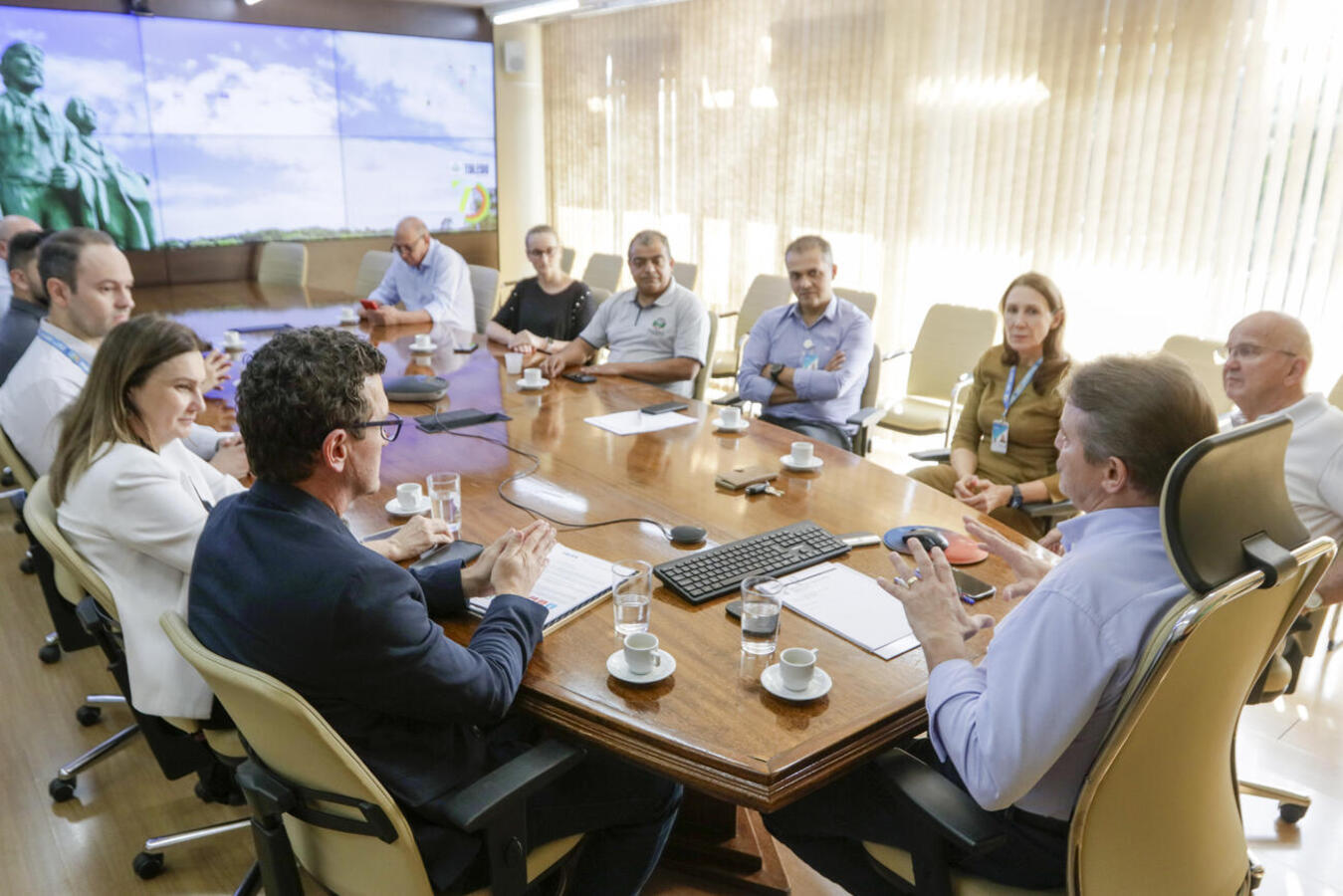 A prefeitura de Toledo recebeu nesta sexta-feira (05) o Selo Caixa Gestão Sustentável 2024. O certificado foi entregue para o prefeito Beto Lunitti em um ato simbólico na Sala de Reuniões da prefeitura por uma comitiva da Caixa Econômica. Apesar de todos os 5570 municípios brasileiros serem elegíveis, apenas Toledo atingiu a pontuação máxima e alcançou a categoria Diamante.  O superintendente de Governo do Oeste do Paraná, Mauro Luiz Misturini, disse que “esse é o reconhecimento pelo trabalho realizado. Par
