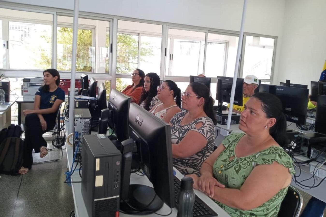 Conteúdo começou a ser ministrado na tarde desta terça-feira (8) por professores e acadêmicos da instituição de ensino superior, que é parceira da iniciativa 
