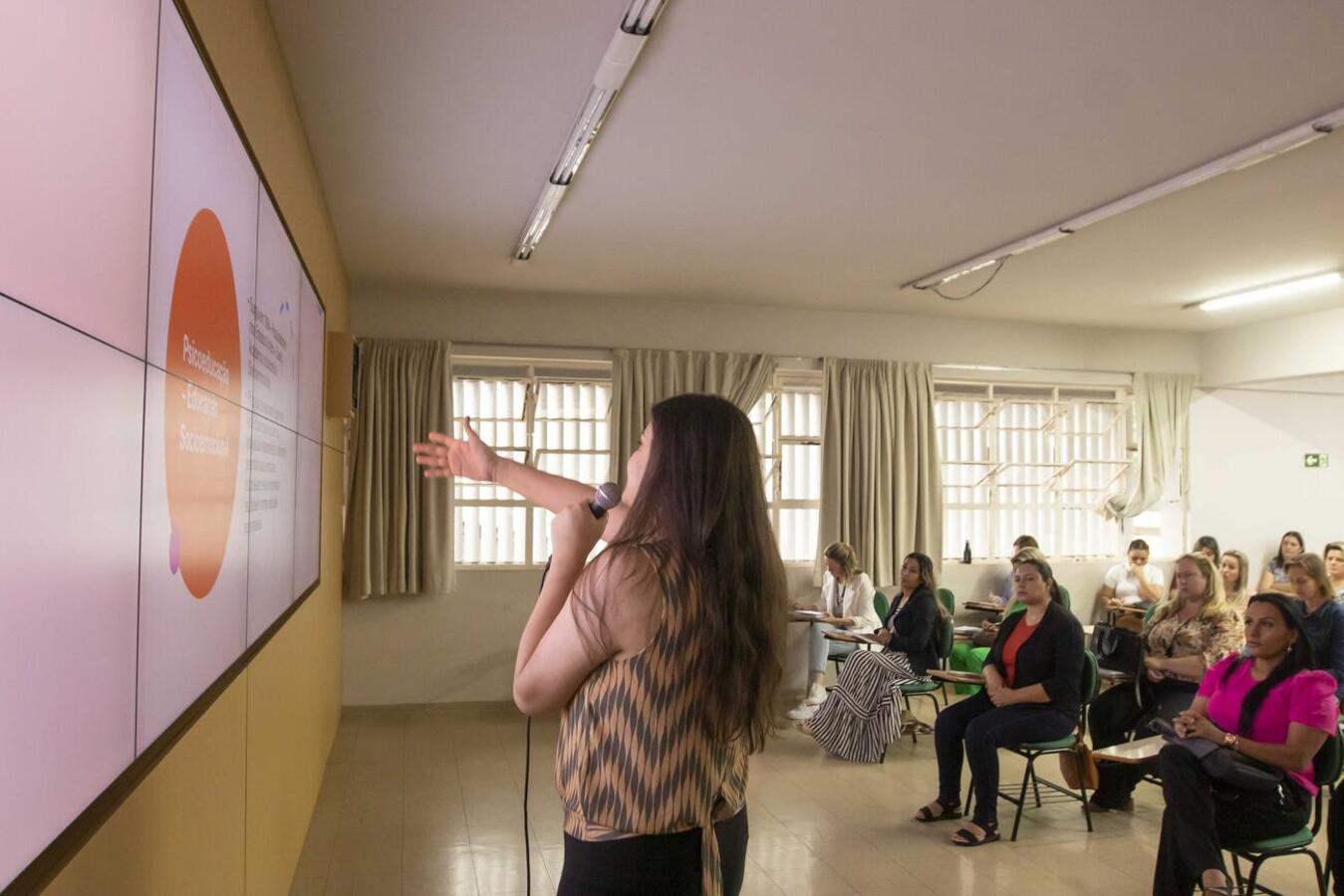 Reunião de diretores de Cmeis e escolas na manhã desta sexta (18) teve café da manhã, palestra e homenagens alusivas à data celebrada na última terça, 15/10