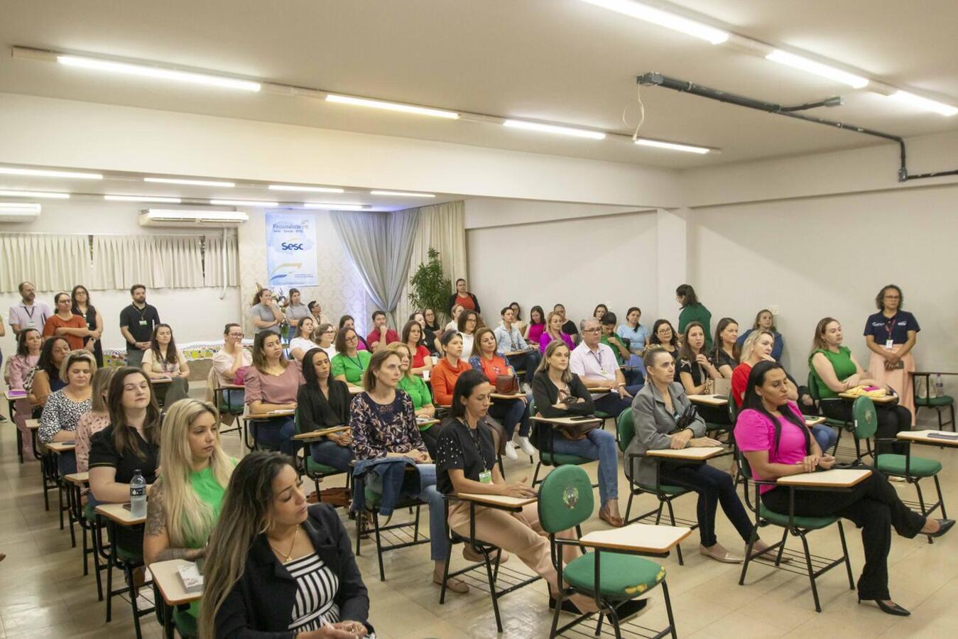Reunião de diretores de Cmeis e escolas na manhã desta sexta (18) teve café da manhã, palestra e homenagens alusivas à data celebrada na última terça, 15/10