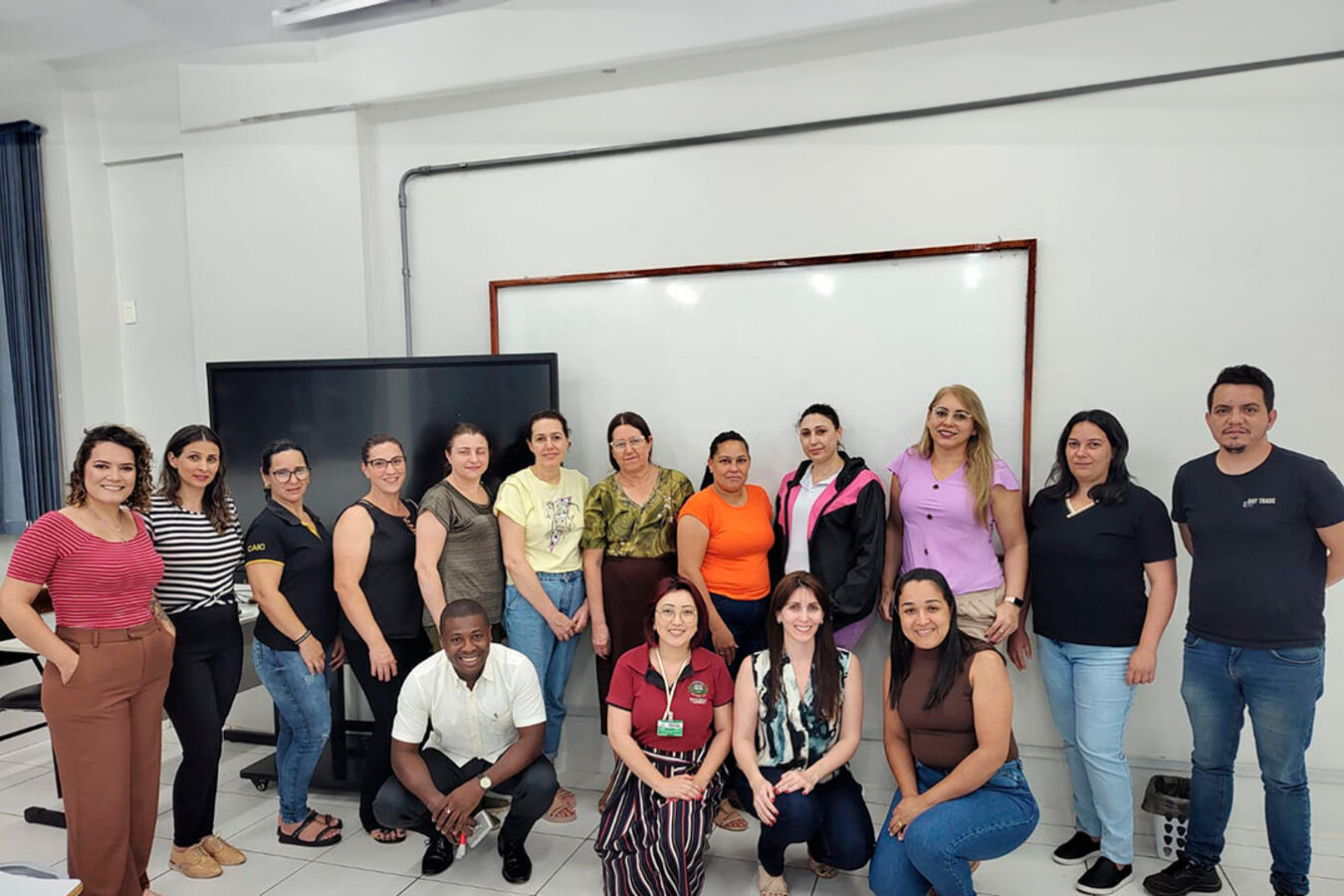 A Secretaria de Políticas para Infância, Juventude, Mulher, Família e Desenvolvimento Humano (SMDH) de Toledo deu início a importantes iniciativas de inclusão cultural voltada à população imigrante. Dois cursos de línguas foram lançados com o objetivo de promover a integração e facilitar o acesso aos serviços públicos: um curso de língua portuguesa para imigrantes e uma capacitação em crioulo haitiano para servidores municipais. No último sábado (12), ocorreu a aula inaugural das turmas de língua portuguesa