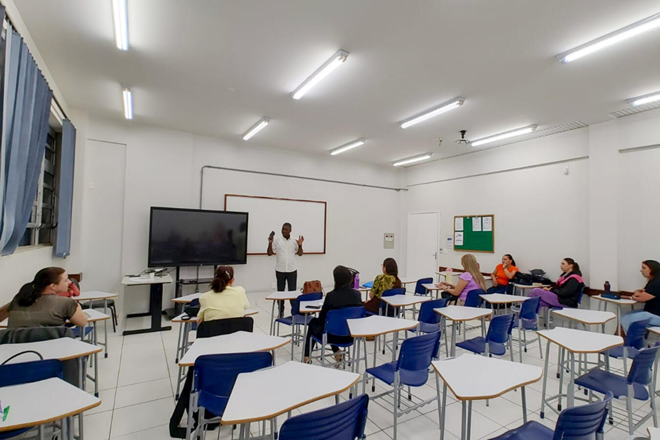 A Secretaria de Políticas para Infância, Juventude, Mulher, Família e Desenvolvimento Humano (SMDH) de Toledo deu início a importantes iniciativas de inclusão cultural voltada à população imigrante. Dois cursos de línguas foram lançados com o objetivo de promover a integração e facilitar o acesso aos serviços públicos: um curso de língua portuguesa para imigrantes e uma capacitação em crioulo haitiano para servidores municipais. No último sábado (12), ocorreu a aula inaugural das turmas de língua portuguesa