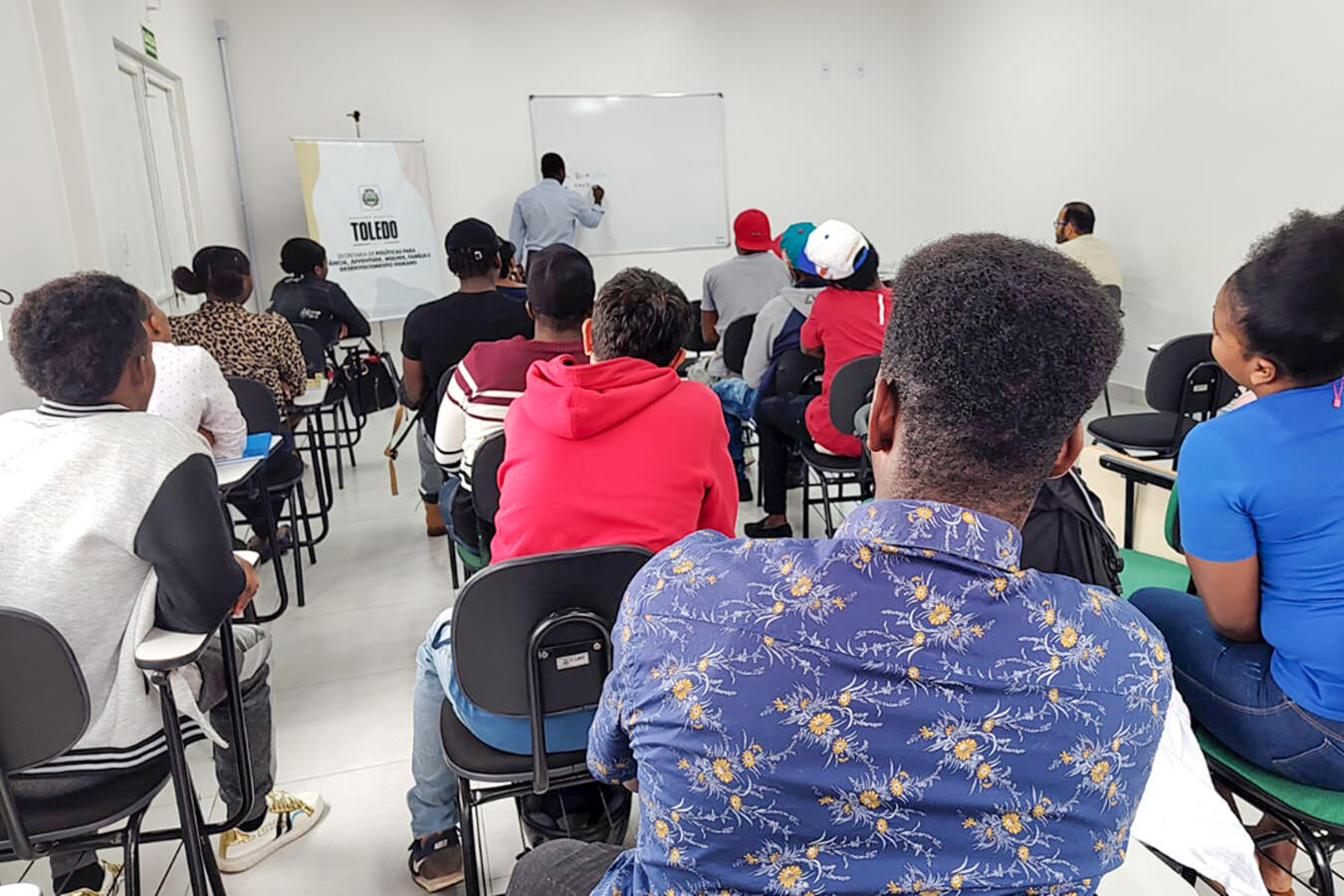 A Secretaria de Políticas para Infância, Juventude, Mulher, Família e Desenvolvimento Humano (SMDH) de Toledo deu início a importantes iniciativas de inclusão cultural voltada à população imigrante. Dois cursos de línguas foram lançados com o objetivo de promover a integração e facilitar o acesso aos serviços públicos: um curso de língua portuguesa para imigrantes e uma capacitação em crioulo haitiano para servidores municipais. No último sábado (12), ocorreu a aula inaugural das turmas de língua portuguesa