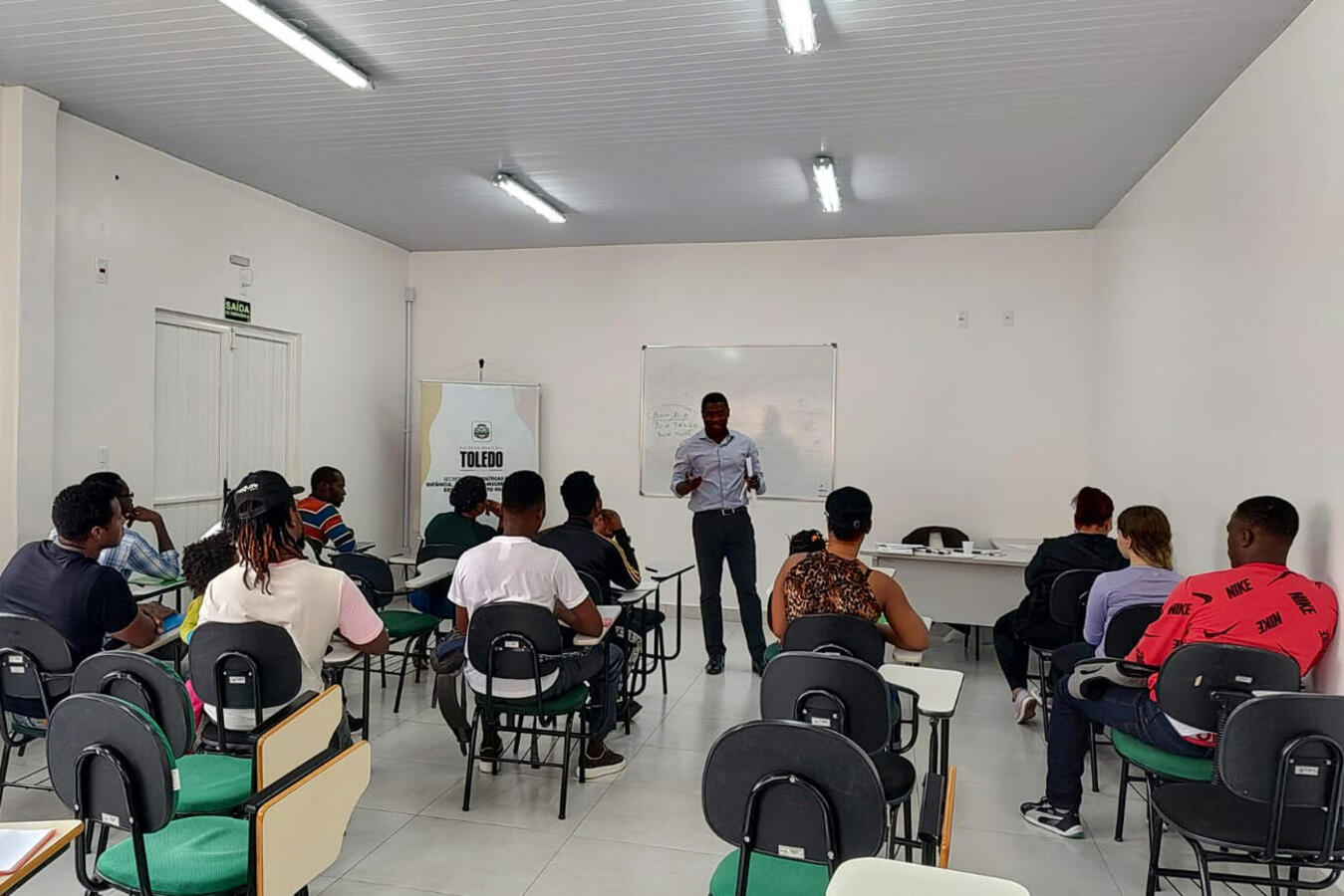 A Secretaria de Políticas para Infância, Juventude, Mulher, Família e Desenvolvimento Humano (SMDH) de Toledo deu início a importantes iniciativas de inclusão cultural voltada à população imigrante. Dois cursos de línguas foram lançados com o objetivo de promover a integração e facilitar o acesso aos serviços públicos: um curso de língua portuguesa para imigrantes e uma capacitação em crioulo haitiano para servidores municipais. No último sábado (12), ocorreu a aula inaugural das turmas de língua portuguesa