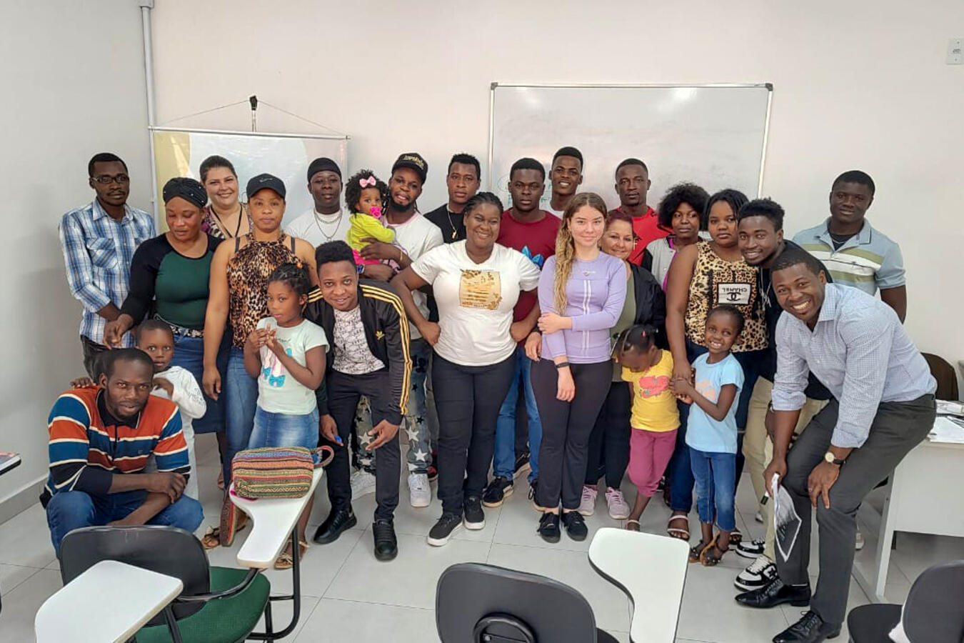 A Secretaria de Políticas para Infância, Juventude, Mulher, Família e Desenvolvimento Humano (SMDH) de Toledo deu início a importantes iniciativas de inclusão cultural voltada à população imigrante. Dois cursos de línguas foram lançados com o objetivo de promover a integração e facilitar o acesso aos serviços públicos: um curso de língua portuguesa para imigrantes e uma capacitação em crioulo haitiano para servidores municipais. No último sábado (12), ocorreu a aula inaugural das turmas de língua portuguesa