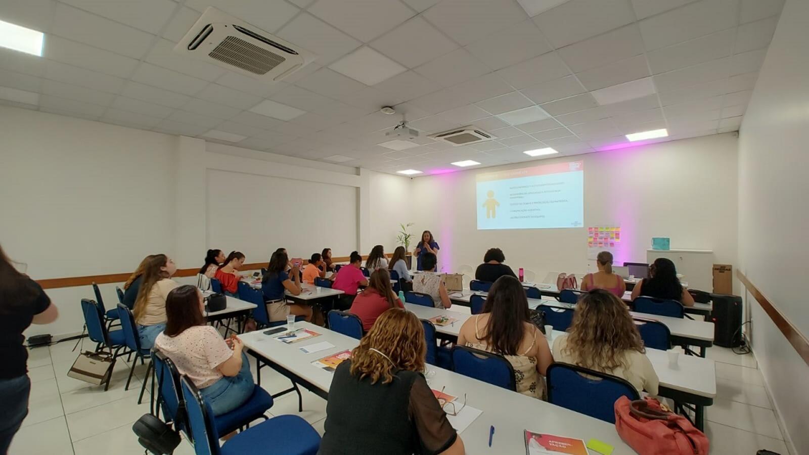 Na noite da última quinta-feira (17), 28 mulheres celebraram a conclusão do módulo avançado do programa "Inspirar, Empreender e Empoderar", durante a cerimônia de entrega de certificados. O evento coroou a jornada de aprendizado dessas participantes, a maioria delas já formada no módulo básico, oferecido pela Secretaria de Políticas para Infância, Juventude, Mulher, Família e Desenvolvimento Humano (SMDH), em parceria com o Serviço Brasileiro de Apoio às Micro e Pequenas Empresas (Sebrae). O módulo avançado
