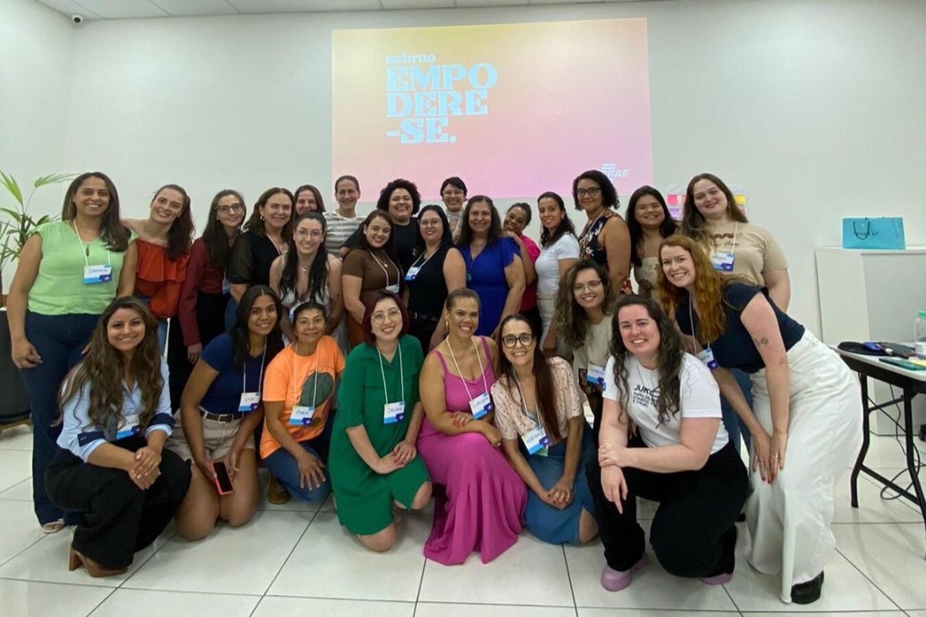 Na noite da última quinta-feira (17), 28 mulheres celebraram a conclusão do módulo avançado do programa "Inspirar, Empreender e Empoderar", durante a cerimônia de entrega de certificados. O evento coroou a jornada de aprendizado dessas participantes, a maioria delas já formada no módulo básico, oferecido pela Secretaria de Políticas para Infância, Juventude, Mulher, Família e Desenvolvimento Humano (SMDH), em parceria com o Serviço Brasileiro de Apoio às Micro e Pequenas Empresas (Sebrae). O módulo avançado
