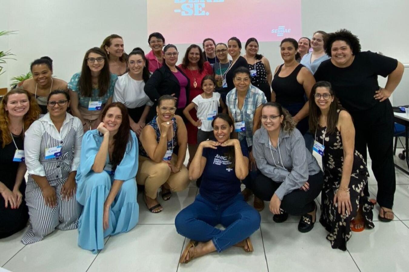 Na noite da última quinta-feira (17), 28 mulheres celebraram a conclusão do módulo avançado do programa "Inspirar, Empreender e Empoderar", durante a cerimônia de entrega de certificados. O evento coroou a jornada de aprendizado dessas participantes, a maioria delas já formada no módulo básico, oferecido pela Secretaria de Políticas para Infância, Juventude, Mulher, Família e Desenvolvimento Humano (SMDH), em parceria com o Serviço Brasileiro de Apoio às Micro e Pequenas Empresas (Sebrae). O módulo avançado