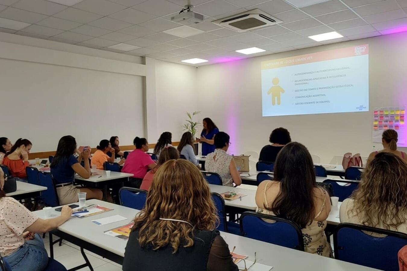 Na noite da última quinta-feira (17), 28 mulheres celebraram a conclusão do módulo avançado do programa "Inspirar, Empreender e Empoderar", durante a cerimônia de entrega de certificados. O evento coroou a jornada de aprendizado dessas participantes, a maioria delas já formada no módulo básico, oferecido pela Secretaria de Políticas para Infância, Juventude, Mulher, Família e Desenvolvimento Humano (SMDH), em parceria com o Serviço Brasileiro de Apoio às Micro e Pequenas Empresas (Sebrae). O módulo avançado