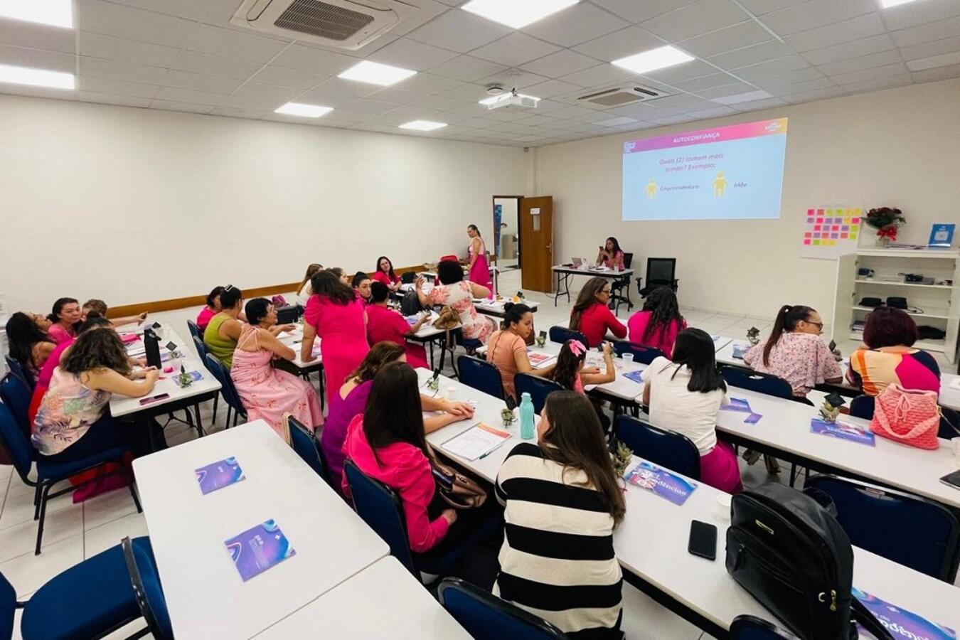 Na noite da última quinta-feira (17), 28 mulheres celebraram a conclusão do módulo avançado do programa "Inspirar, Empreender e Empoderar", durante a cerimônia de entrega de certificados. O evento coroou a jornada de aprendizado dessas participantes, a maioria delas já formada no módulo básico, oferecido pela Secretaria de Políticas para Infância, Juventude, Mulher, Família e Desenvolvimento Humano (SMDH), em parceria com o Serviço Brasileiro de Apoio às Micro e Pequenas Empresas (Sebrae). O módulo avançado
