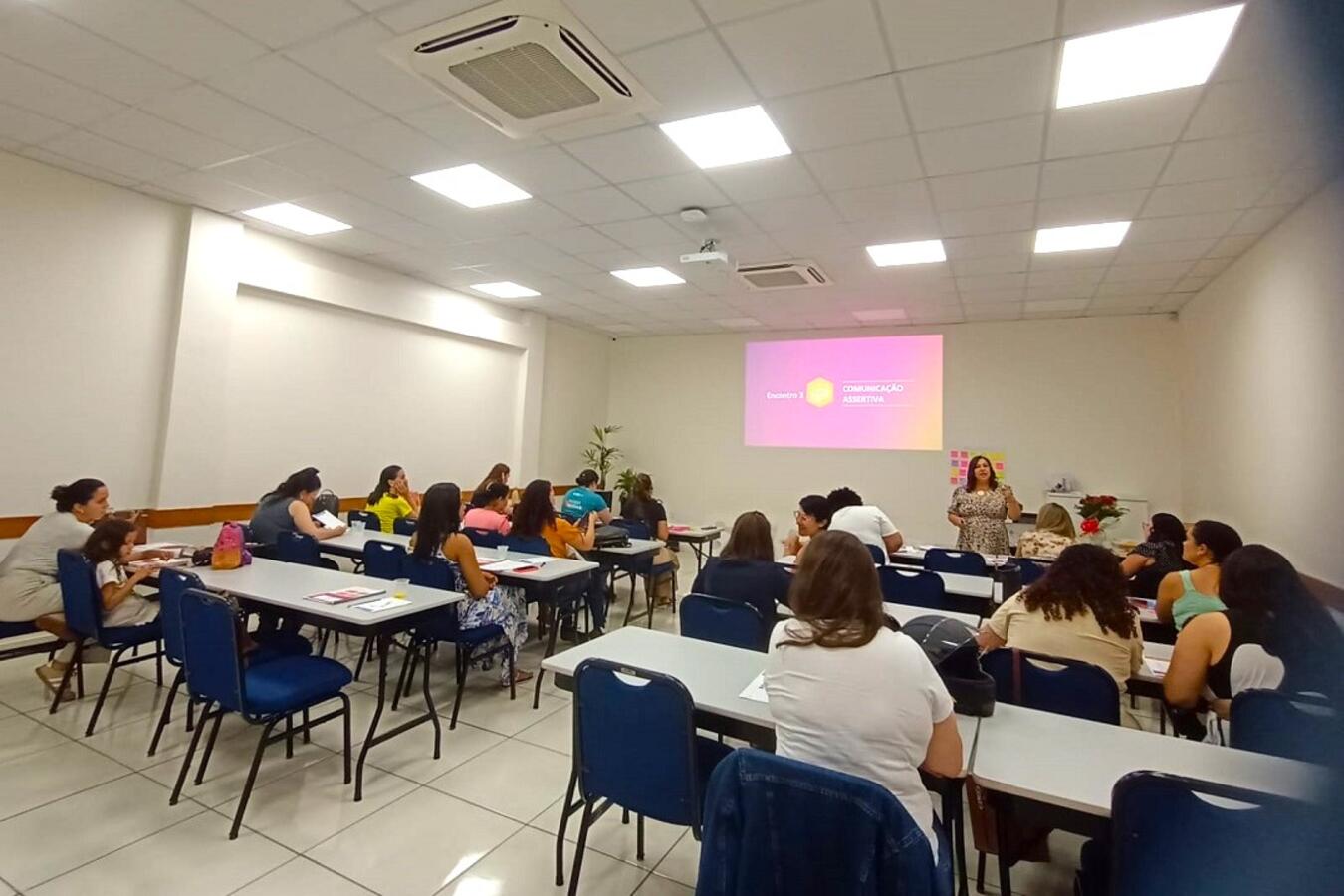 Na noite da última quinta-feira (17), 28 mulheres celebraram a conclusão do módulo avançado do programa "Inspirar, Empreender e Empoderar", durante a cerimônia de entrega de certificados. O evento coroou a jornada de aprendizado dessas participantes, a maioria delas já formada no módulo básico, oferecido pela Secretaria de Políticas para Infância, Juventude, Mulher, Família e Desenvolvimento Humano (SMDH), em parceria com o Serviço Brasileiro de Apoio às Micro e Pequenas Empresas (Sebrae). O módulo avançado