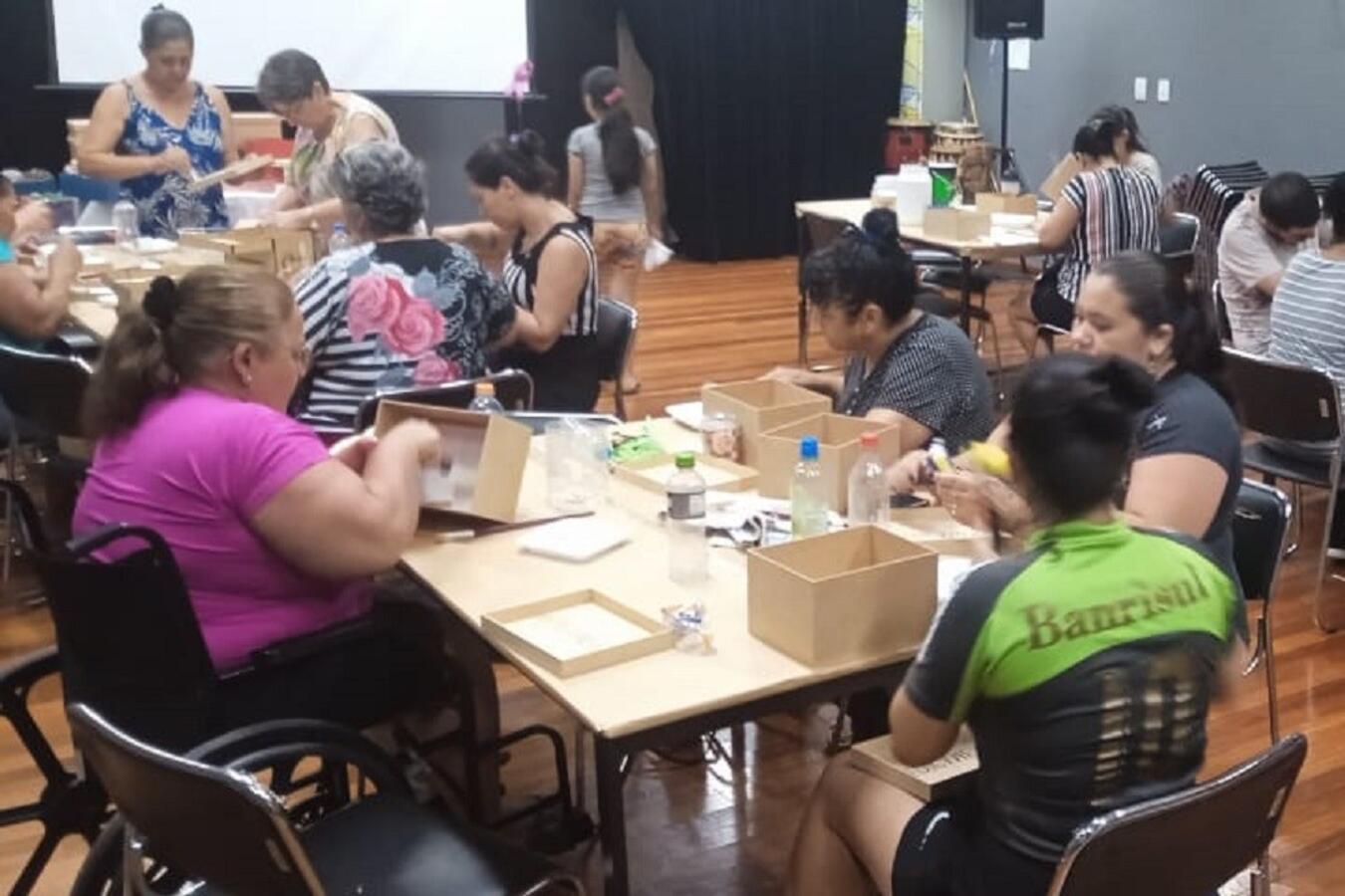 Conteúdo começou a ser ministrado na tarde desta terça-feira (8) por professores e acadêmicos da instituição de ensino superior, que é parceira da iniciativa 