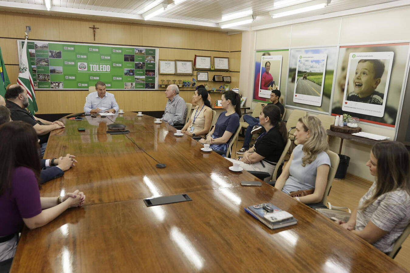 Na manhã desta terça-feira (8), a Sala de Reuniões do Gabinete do Prefeito recebeu a visita de uma comissão avaliadora do Ministério da Educação (MEC) com o intuito de medir a qualidade do curso oferecido pela Universidade Federal do Paraná (UFPR) - campus de Toledo. O Curso de Medicina da instituição é avaliado anualmente pelo MEC.  O prefeito Beto Lunitti, a secretária de Saúde, Gabriela Almeida Kucharski, e representantes da UFPR-Toledo participaram da reunião com os avaliadores. Na ocasião foram destaca