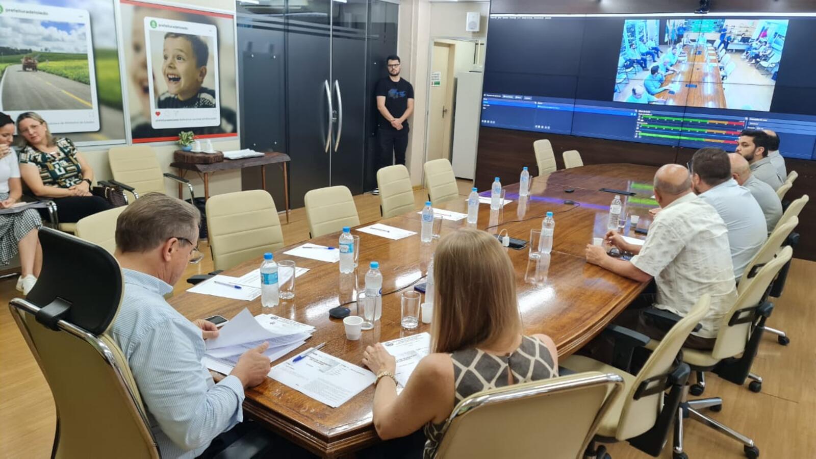 Nesta terça-feira (22) técnicos da Secretaria da Educação deram continuidade à prestação de contas da pasta na Sala de Reuniões do Gabinete do Prefeito
