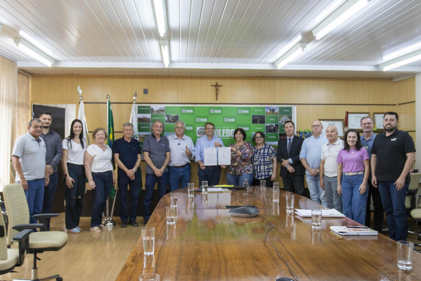 A Lei Nº 2.775 que autoriza a concessão de uso do imóvel foi assinada na tarde de 5 de julho (sexta-feira) na Sala de Reuniões da Prefeitura de Toledo