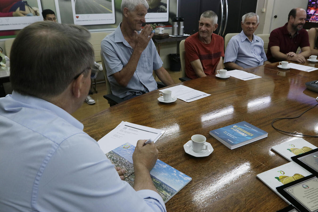 Na manhã desta terça (26), 3 colaboradores da infraestrutura receberam das mãos do prefeito as portarias que marcam o início de uma nova fase em suas vidas