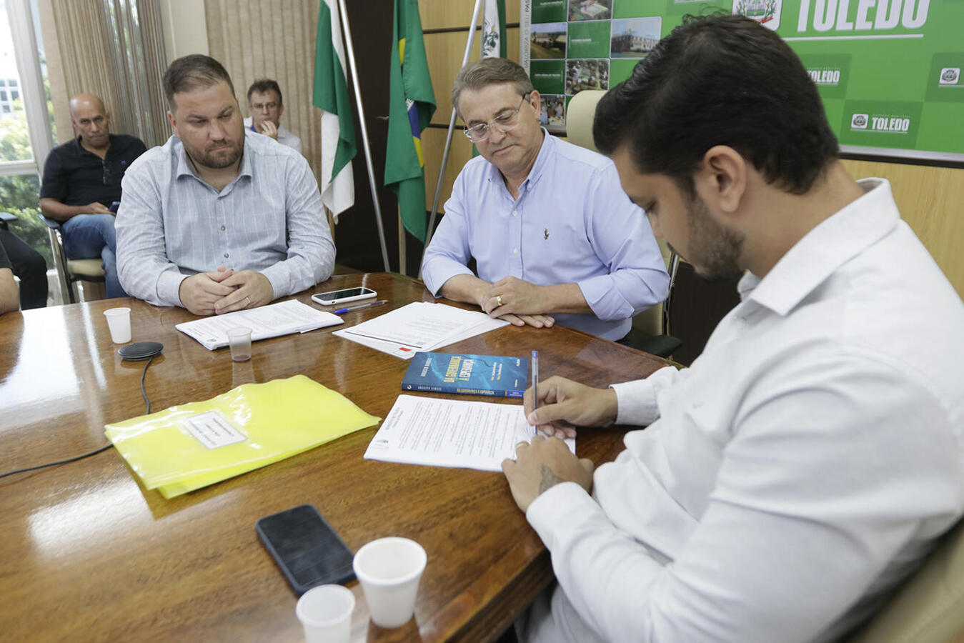 Ato realizado na manhã desta segunda (4), na Sala de Reuniões do Gabinete do Prefeito, estabelece diretrizes para utilização do Sistema Eletrônico de Informações