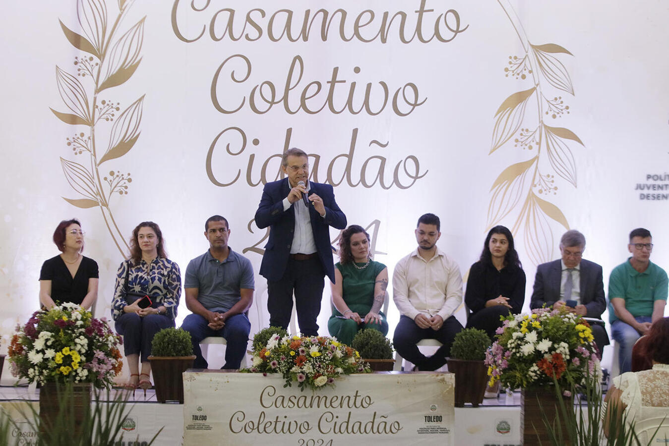 No último sábado (9), no Centro Multiuso Rosineia Zandonato Maciel de Oliveira, cerca de 650 pessoas prestigiaram a união de 52 casais no Casamento Coletivo