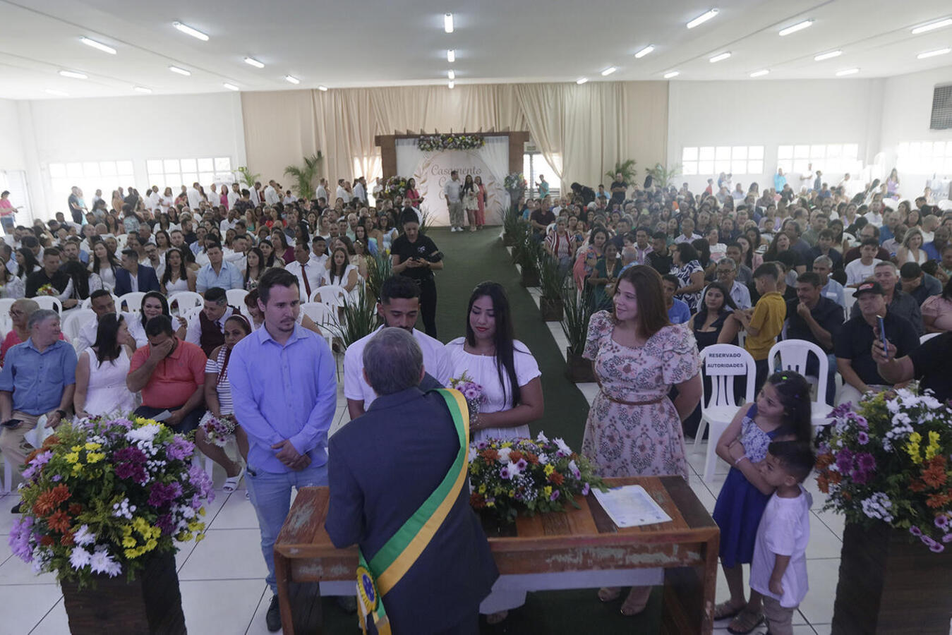 No último sábado (9), no Centro Multiuso Rosineia Zandonato Maciel de Oliveira, cerca de 650 pessoas prestigiaram a união de 52 casais no Casamento Coletivo