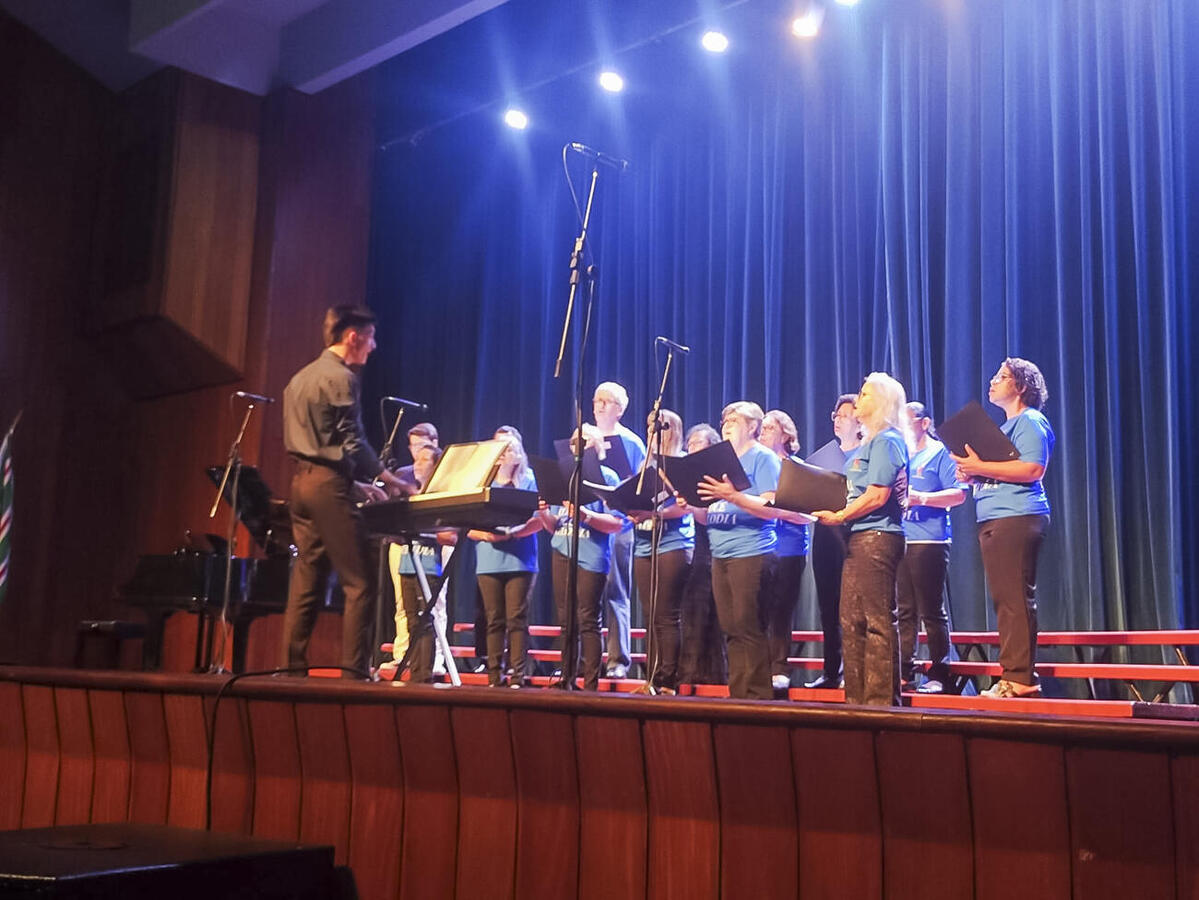 Público que foi ao Teatro Municipal de Toledo pôde acompanhar, na noite deste domingo (3), belo espetáculo protagonizado por 10 grupos vocais de Toledo e região