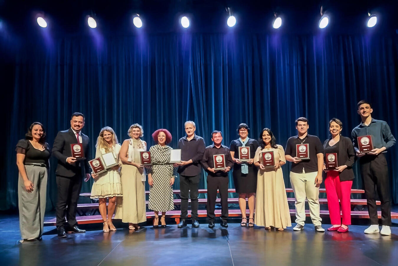 Público que foi ao Teatro Municipal de Toledo pôde acompanhar, na noite deste domingo (3), belo espetáculo protagonizado por 10 grupos vocais de Toledo e região