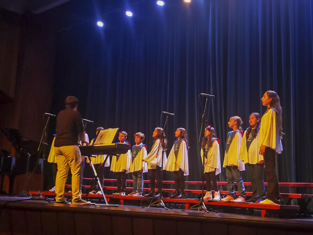 Público que foi ao Teatro Municipal de Toledo pôde acompanhar, na noite deste domingo (3), belo espetáculo protagonizado por 10 grupos vocais de Toledo e região