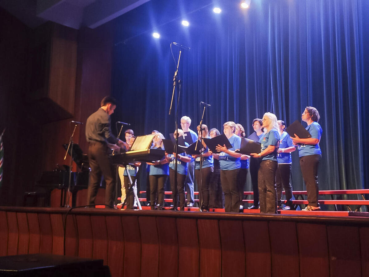Público que foi ao Teatro Municipal de Toledo pôde acompanhar, na noite deste domingo (3), belo espetáculo protagonizado por 10 grupos vocais de Toledo e região