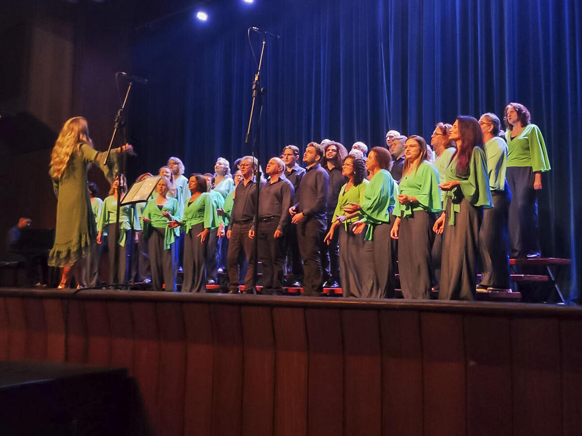 Público que foi ao Teatro Municipal de Toledo pôde acompanhar, na noite deste domingo (3), belo espetáculo protagonizado por 10 grupos vocais de Toledo e região
