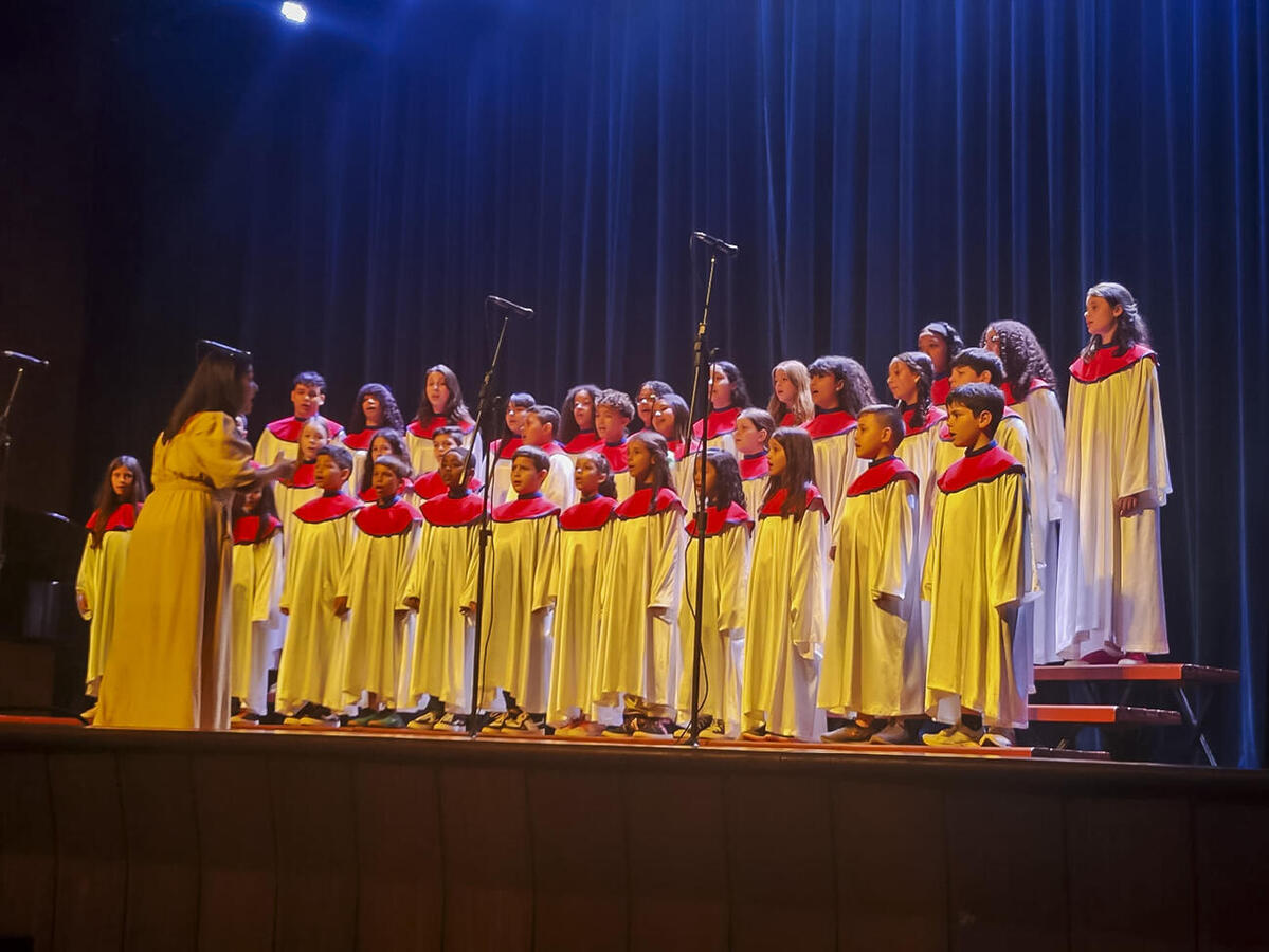 Público que foi ao Teatro Municipal de Toledo pôde acompanhar, na noite deste domingo (3), belo espetáculo protagonizado por 10 grupos vocais de Toledo e região