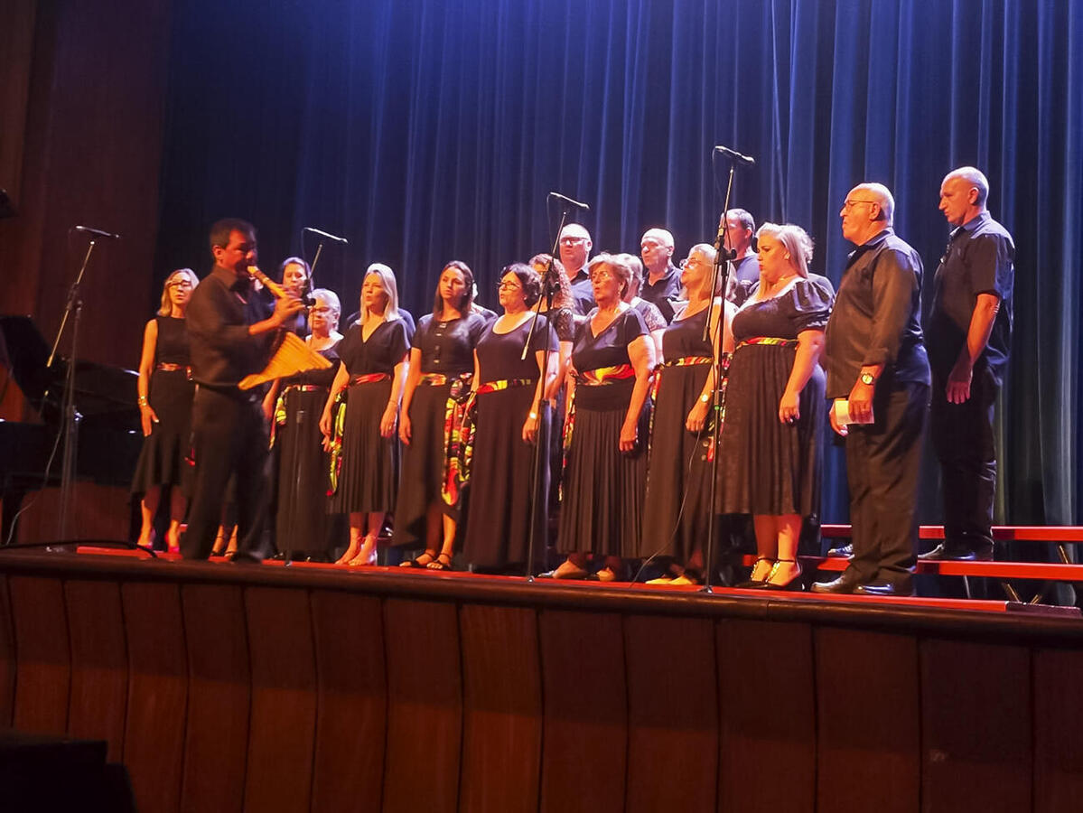 Público que foi ao Teatro Municipal de Toledo pôde acompanhar, na noite deste domingo (3), belo espetáculo protagonizado por 10 grupos vocais de Toledo e região