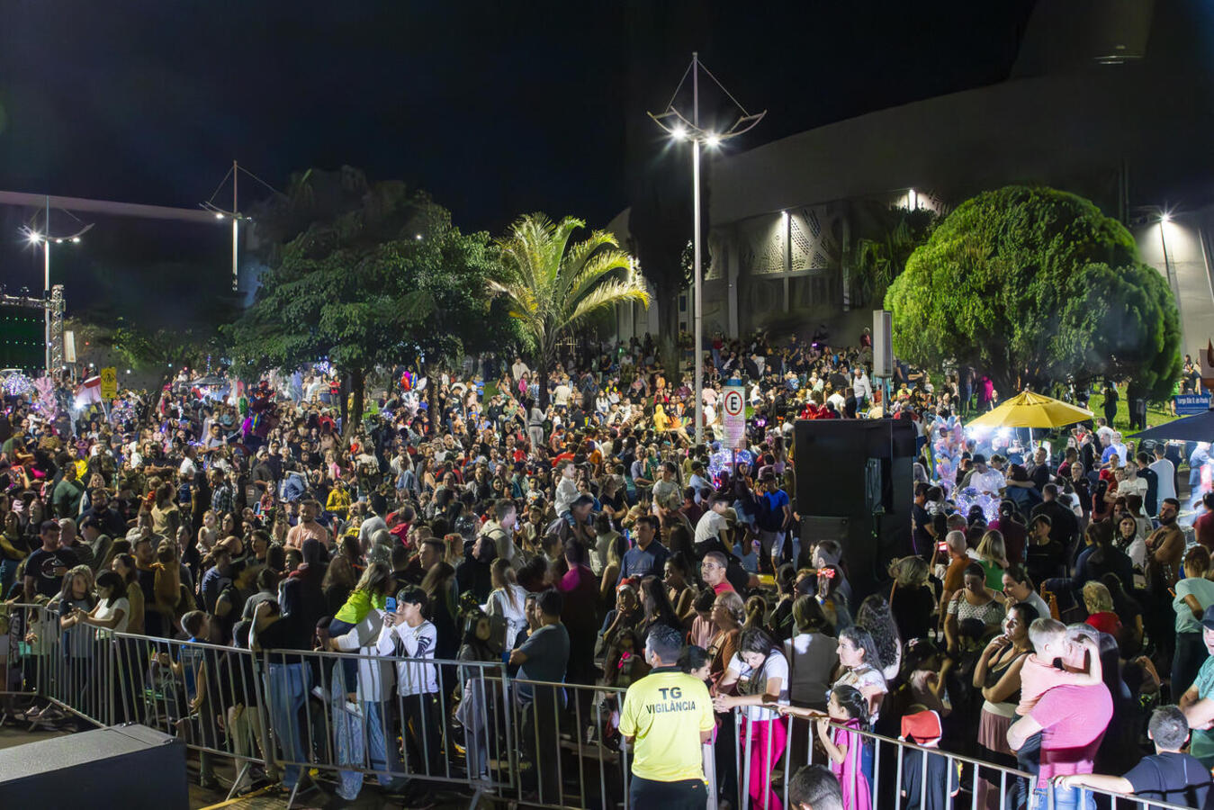 O Natal Encantado de Toledo teve início na noite desta quarta-feira (13) e atraiu milhares de famílias para acompanhar a descida do Papai Noel