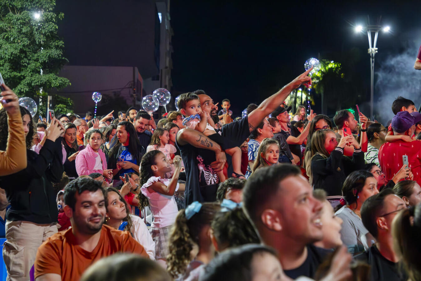 O Natal Encantado de Toledo teve início na noite desta quarta-feira (13) e atraiu milhares de famílias para acompanhar a descida do Papai Noel