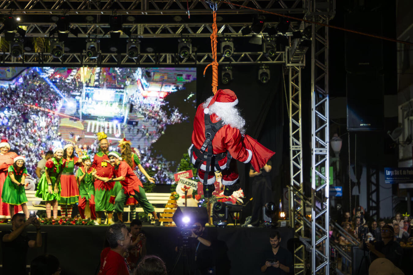 O Natal Encantado de Toledo teve início na noite desta quarta-feira (13) e atraiu milhares de famílias para acompanhar a descida do Papai Noel