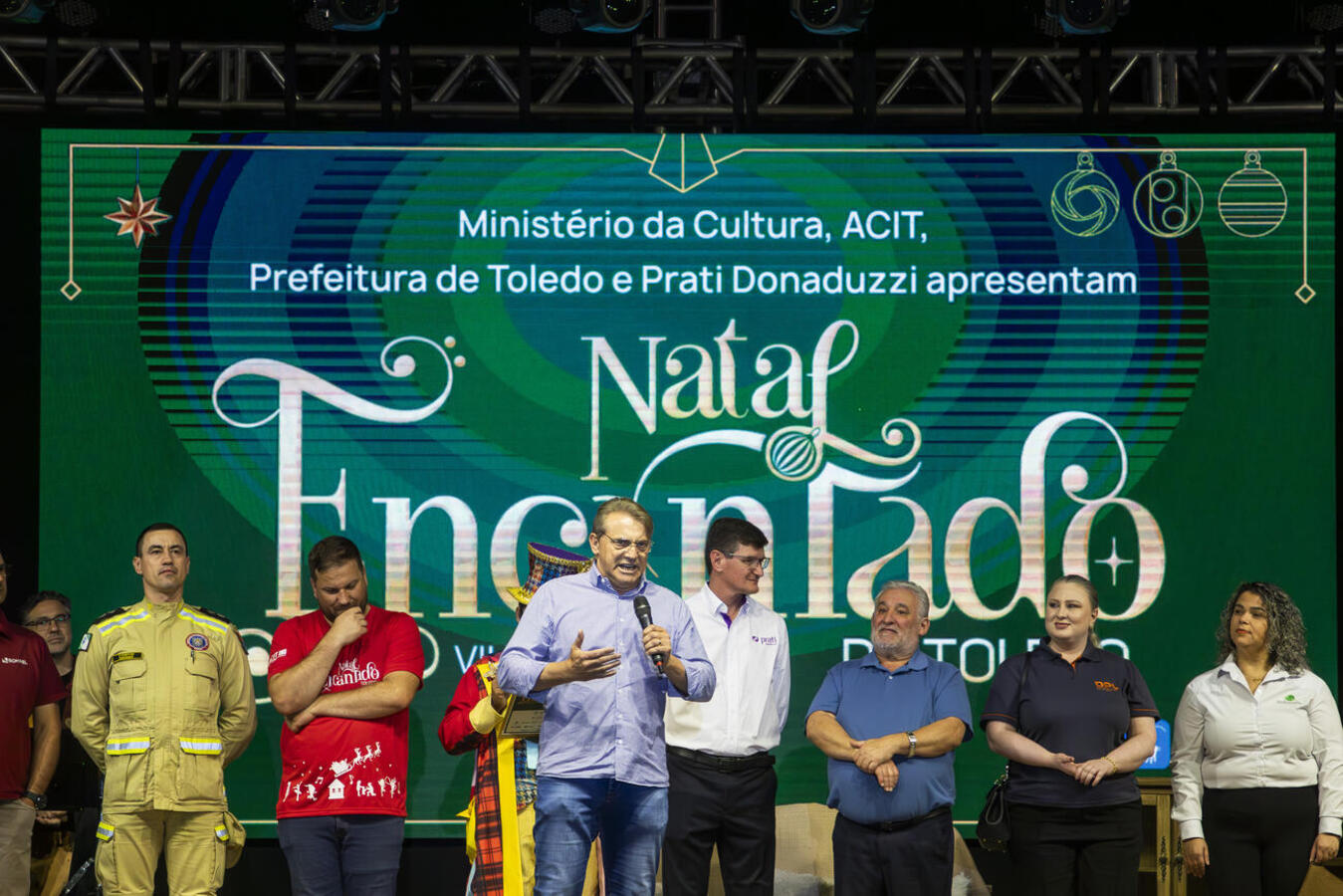 O Natal Encantado de Toledo teve início na noite desta quarta-feira (13) e atraiu milhares de famílias para acompanhar a descida do Papai Noel