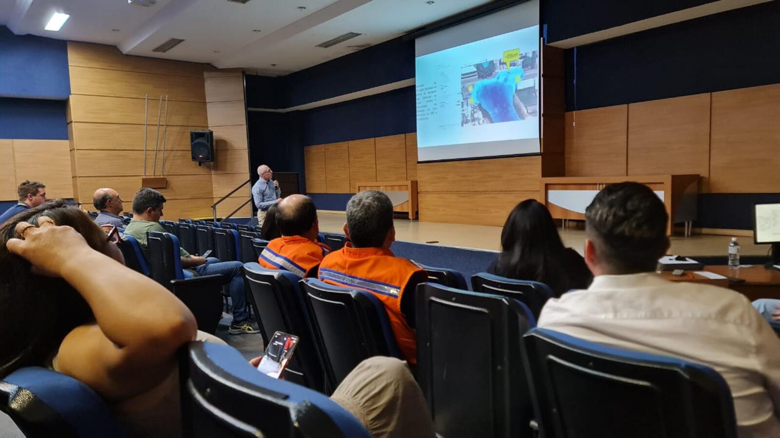 Plano de Ação de Emergência foi detalhado por técnicos da SMMA e da Defesa Civil em reunião pública ocorrida nesta quinta (31/10) no Auditório Acary Oliveira
