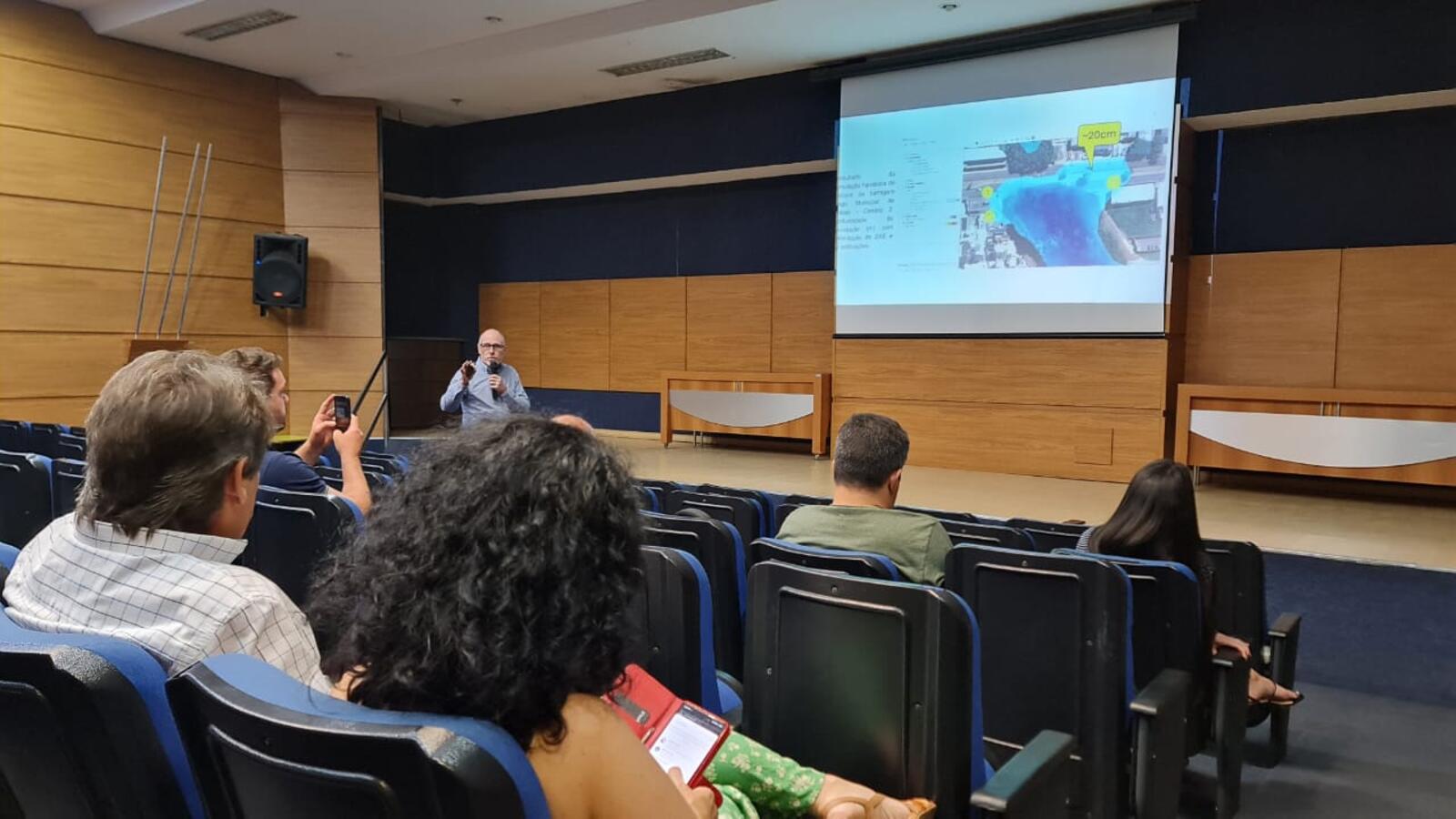 Plano de Ação de Emergência foi detalhado por técnicos da SMMA e da Defesa Civil em reunião pública ocorrida nesta quinta (31/10) no Auditório Acary Oliveira