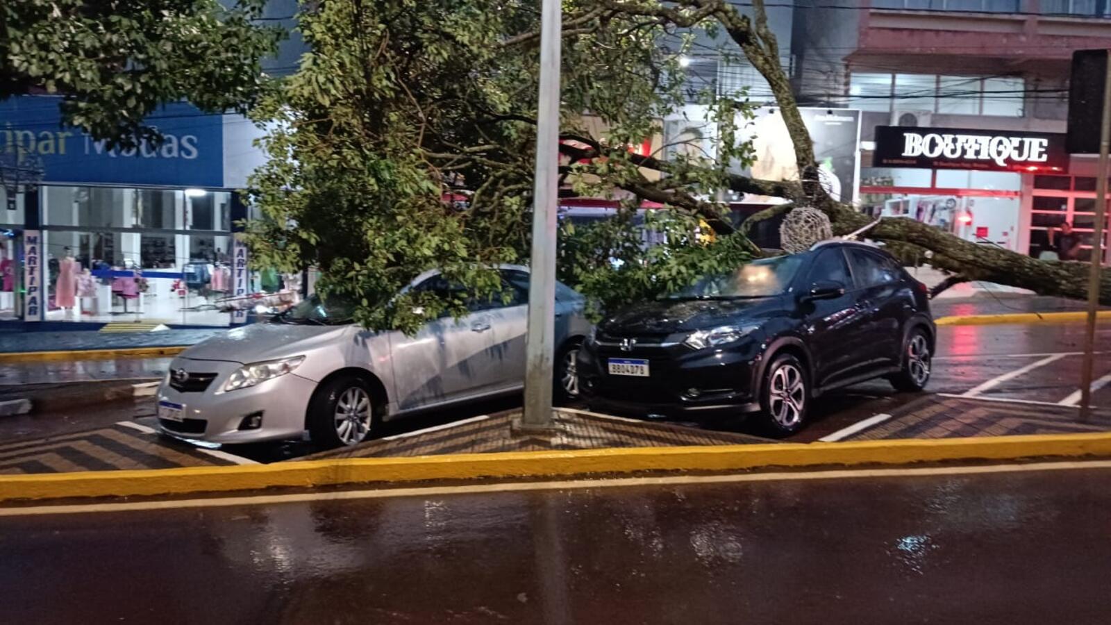 Equipes da Prefeitura de Toledo e da Defesa Civil estão desde a noite desta quinta-feira (28) trabalhando para conter os estragos em ruas, praças e prédios públicos