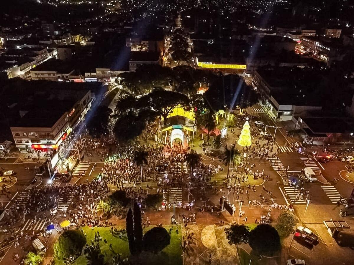 O Natal Encantado de Toledo teve início na noite desta quarta-feira (13) e atraiu milhares de famílias para acompanhar a descida do Papai Noel