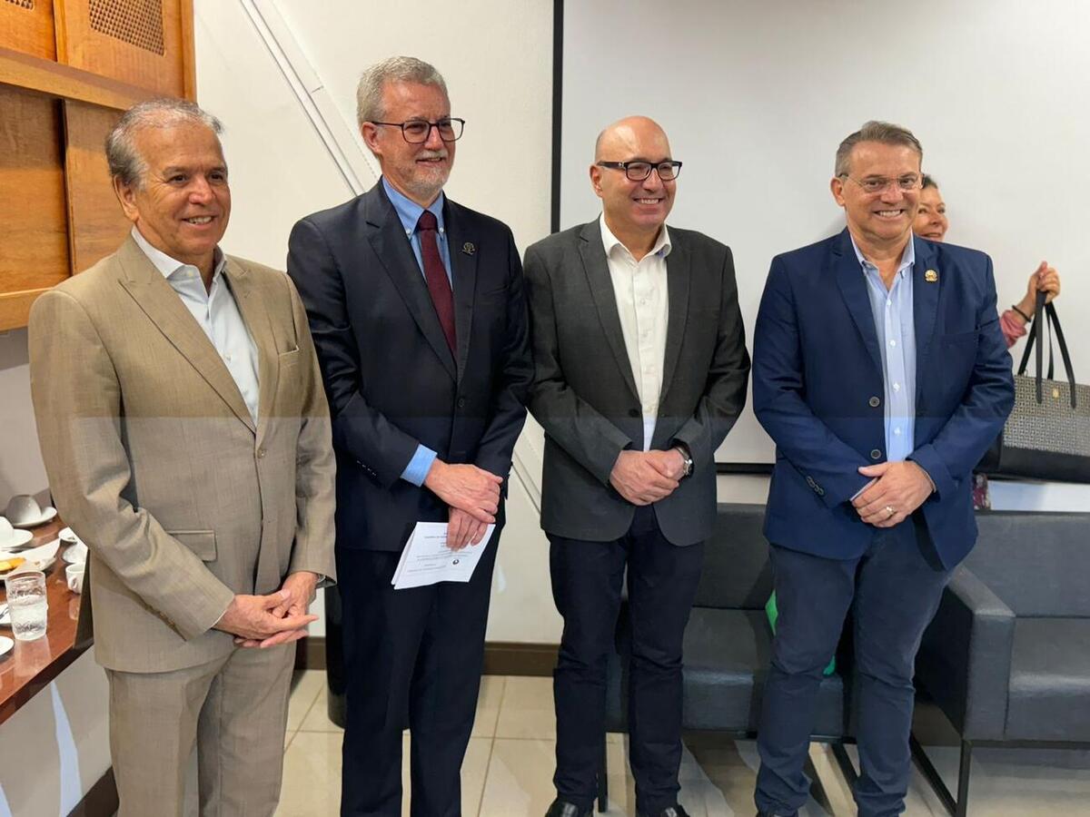 Prefeito Beto Lunitti participa do fórum permanente “A Inovação nas cidades inteligentes através das Universidades”