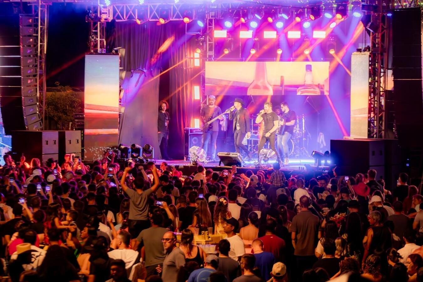 Grande público prestigiou apresentação na noite desta quinta (12) no Parque dos Pioneiros; programação de aniversário prossegue até domingo com várias atrações