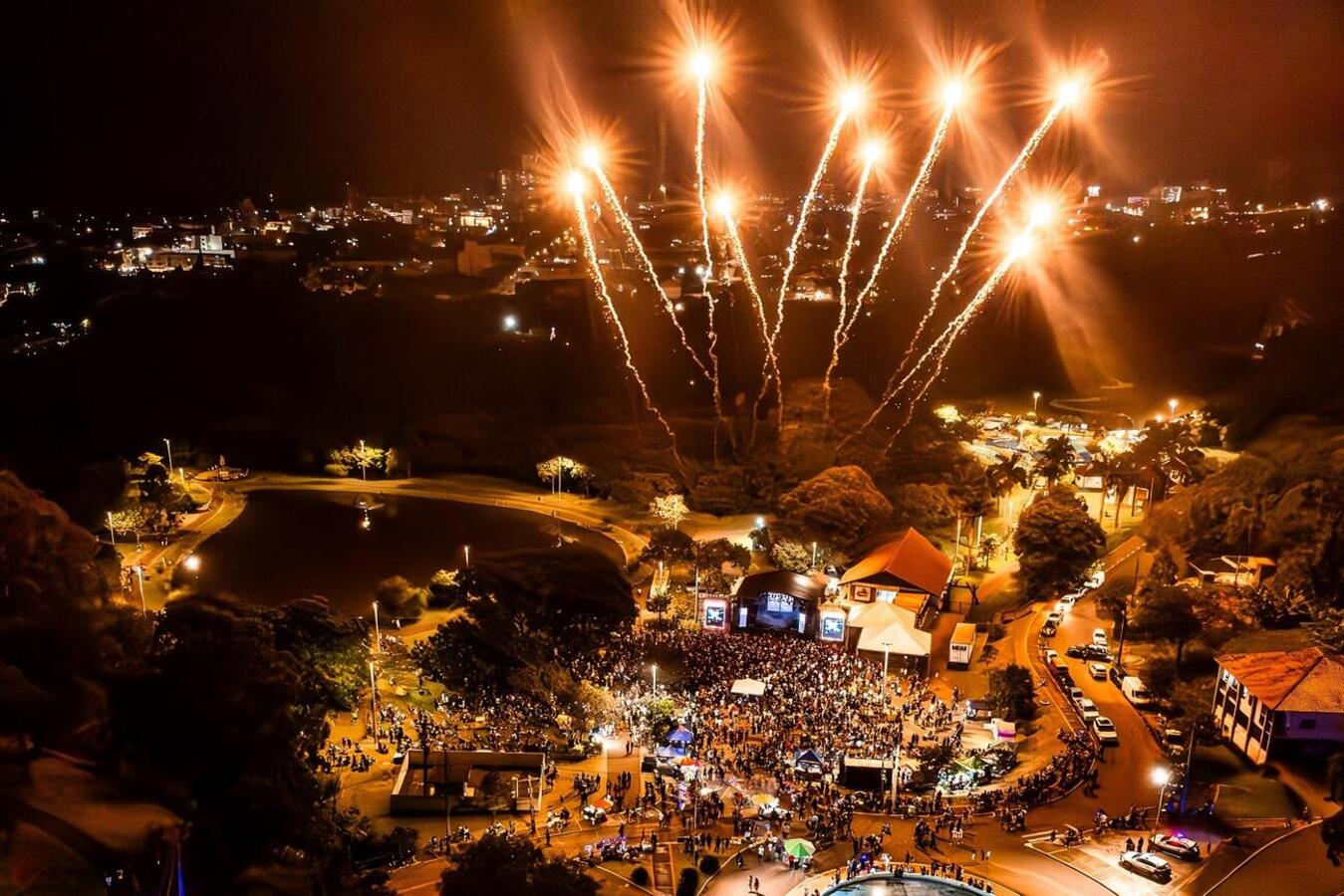 Grande público prestigiou apresentação na noite desta quinta (12) no Parque dos Pioneiros; programação de aniversário prossegue até domingo com várias atrações