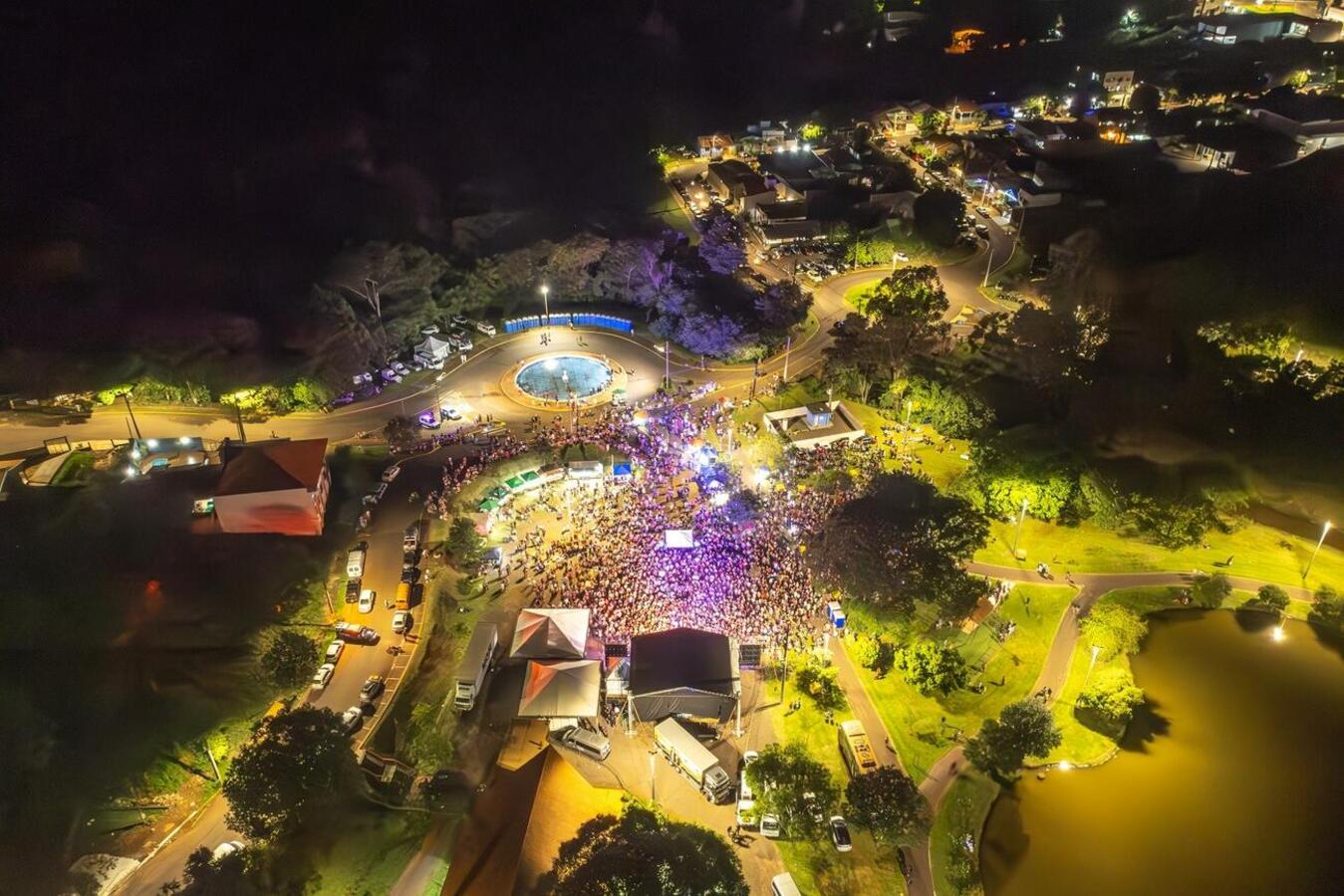 Grande público prestigiou apresentação na noite desta quinta (12) no Parque dos Pioneiros; programação de aniversário prossegue até domingo com várias atrações