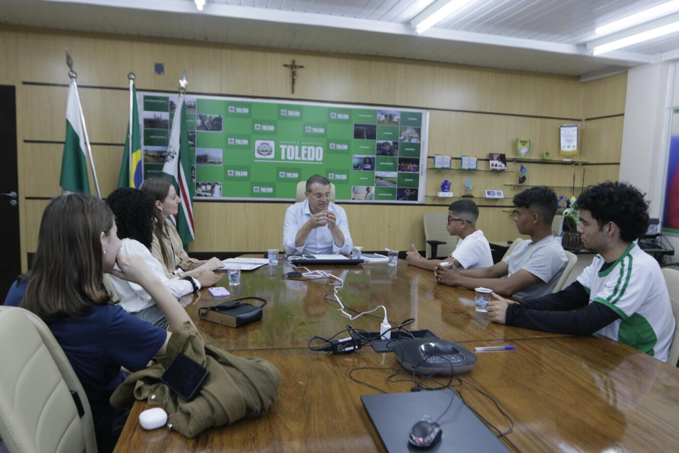 5 adolescentes do CPA compareceram na Sala de Reuniões do Gabinete do Prefeito para conversarem sobre o projeto do CMDCA