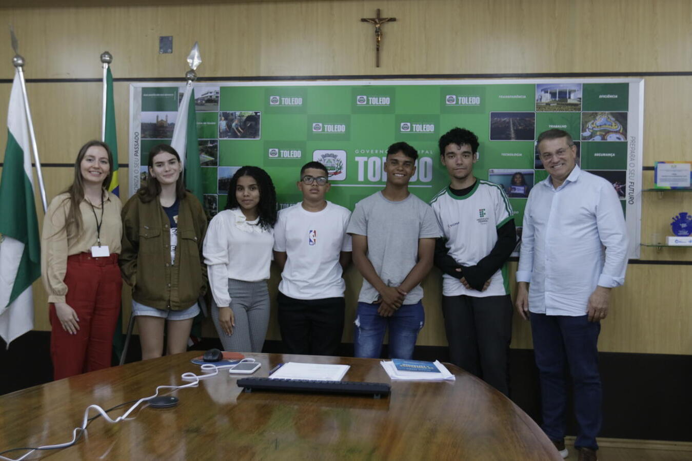 5 adolescentes do CPA compareceram na Sala de Reuniões do Gabinete do Prefeito para conversarem sobre o projeto do CMDCA