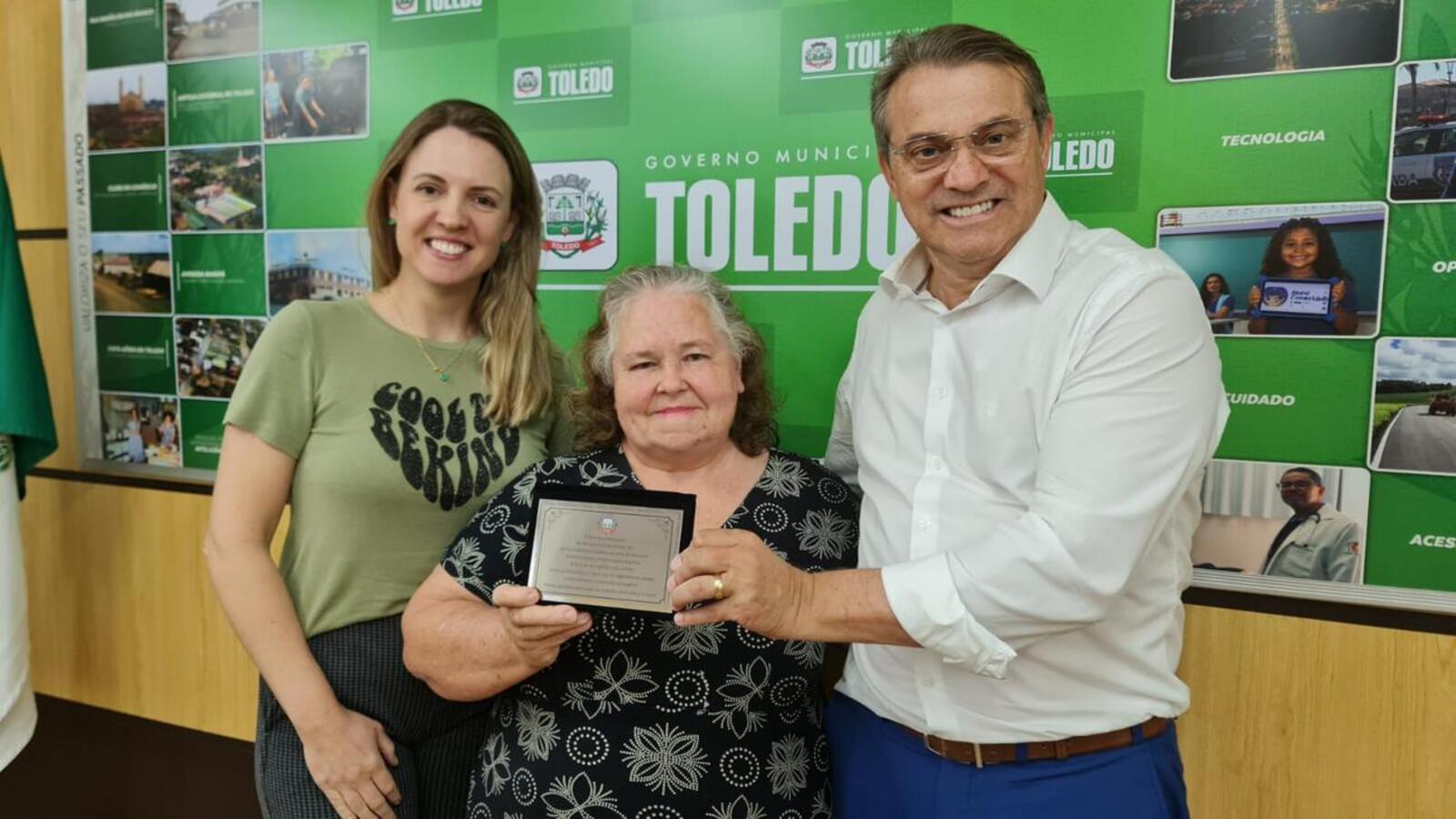 O operador de máquinas, Gersino Alves de Almeida Filho, e a auxiliar de serviços gerais, Maria Aparecida Borges de Farias festejam a aposentadoria