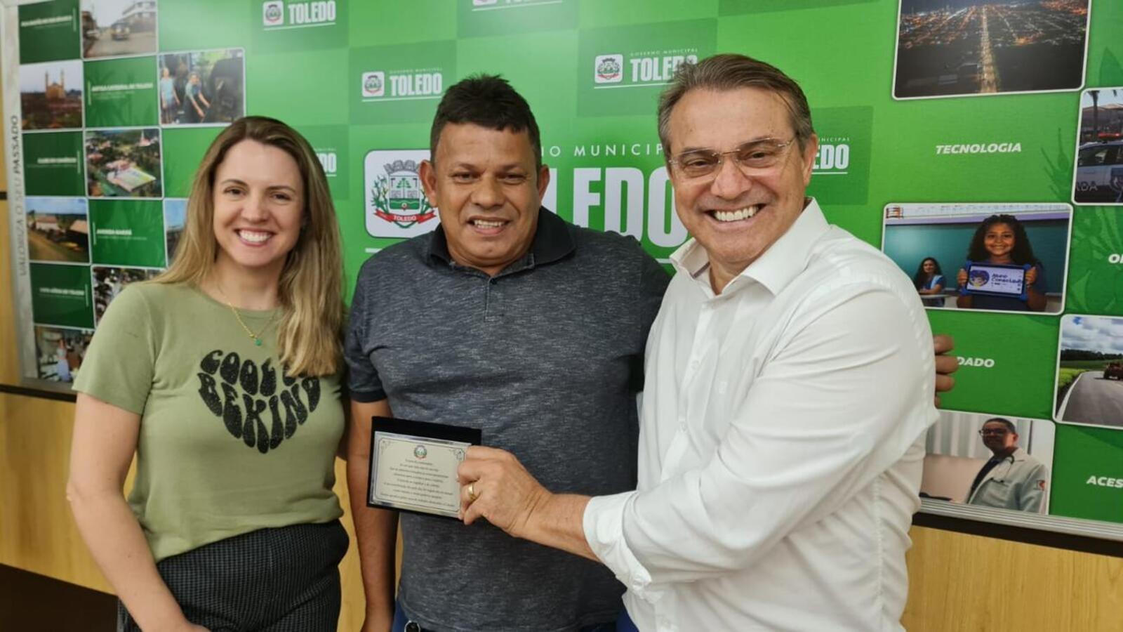 O operador de máquinas, Gersino Alves de Almeida Filho, e a auxiliar de serviços gerais, Maria Aparecida Borges de Farias festejam a aposentadoria