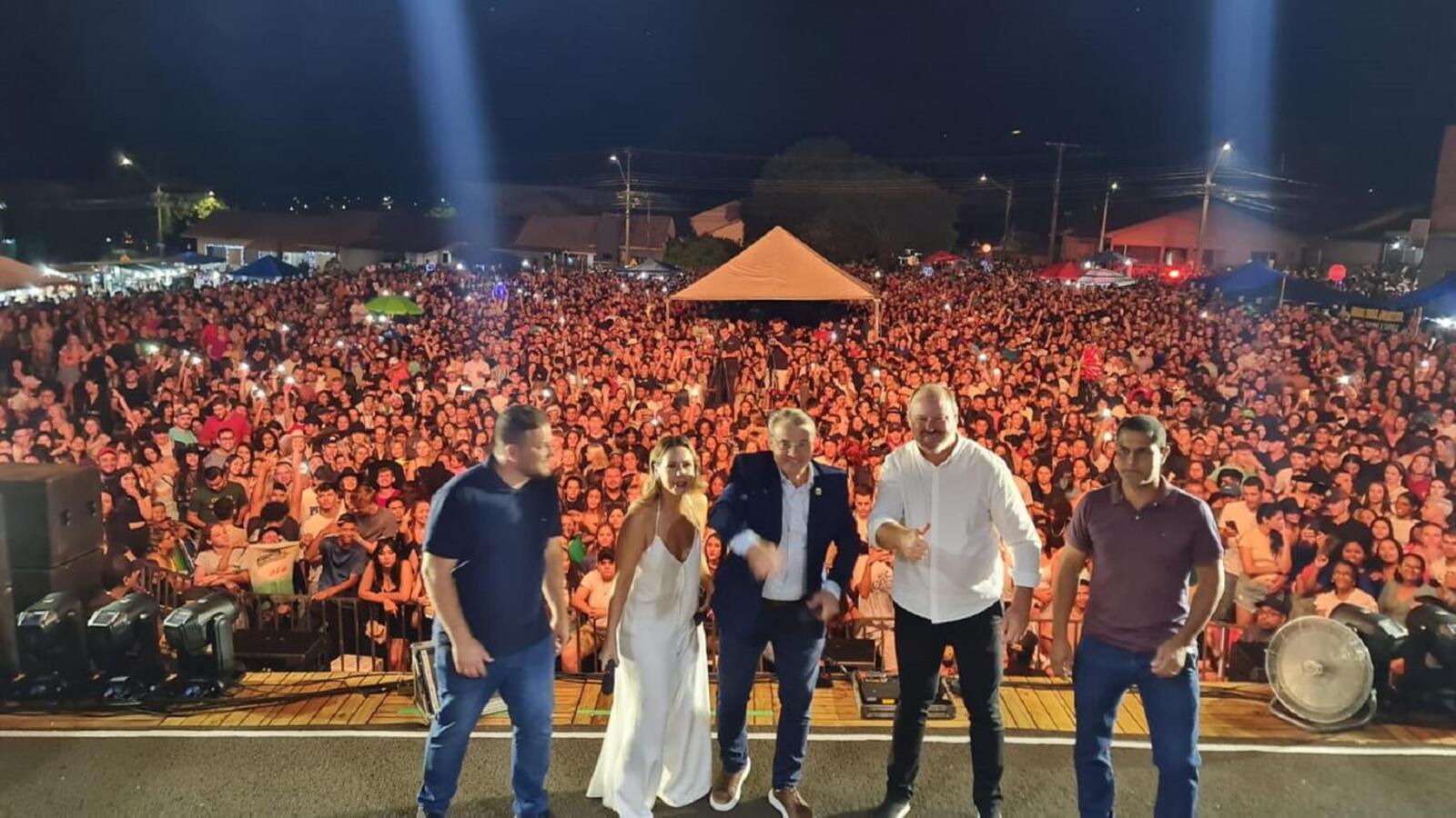 Dupla foi atração principal de evento realizado no Centro Multiuso do Panorama/São Francisco; festividades do aniversário do município seguem hoje (15)