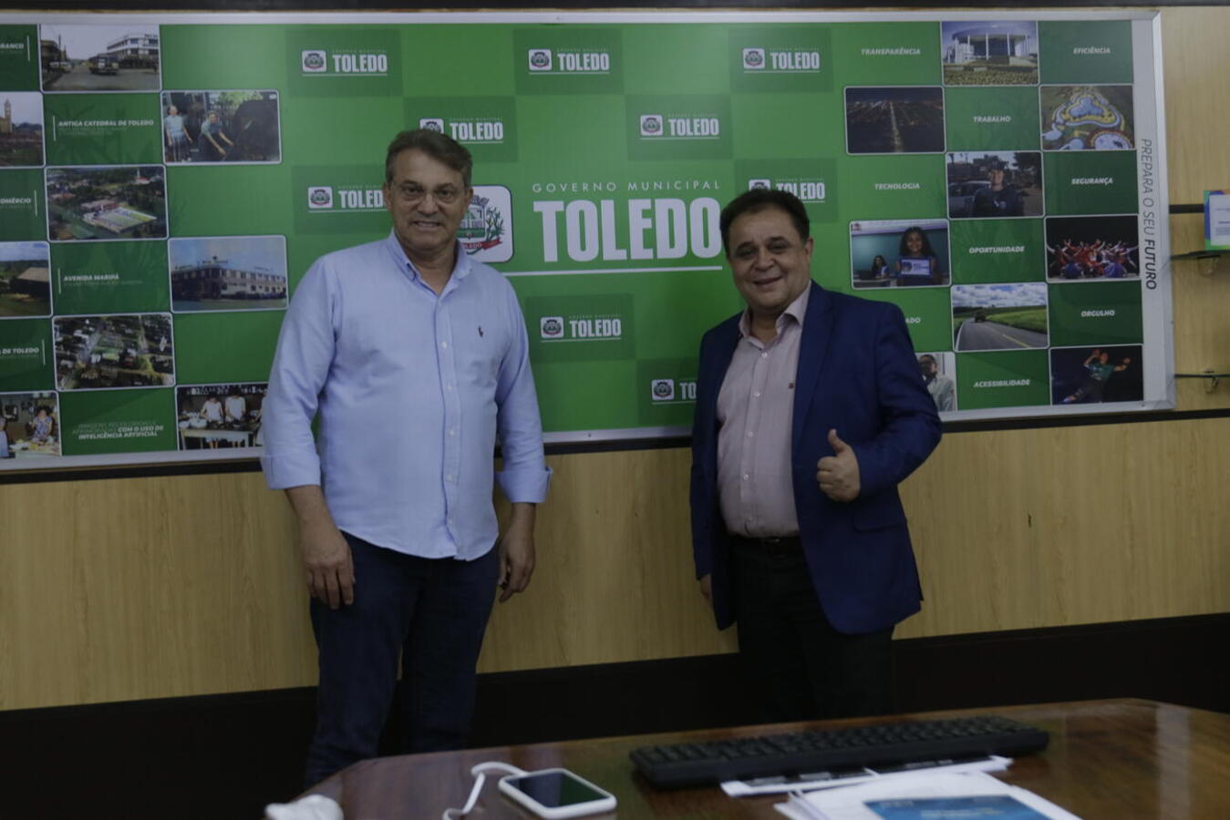 16 veículos novos foram expostos no Diva Paim Barth no fim de semana; 6 foram adquiridos por emenda de Oziel Luiz, que esteve no Gabinete do Prefeito na sexta (6)